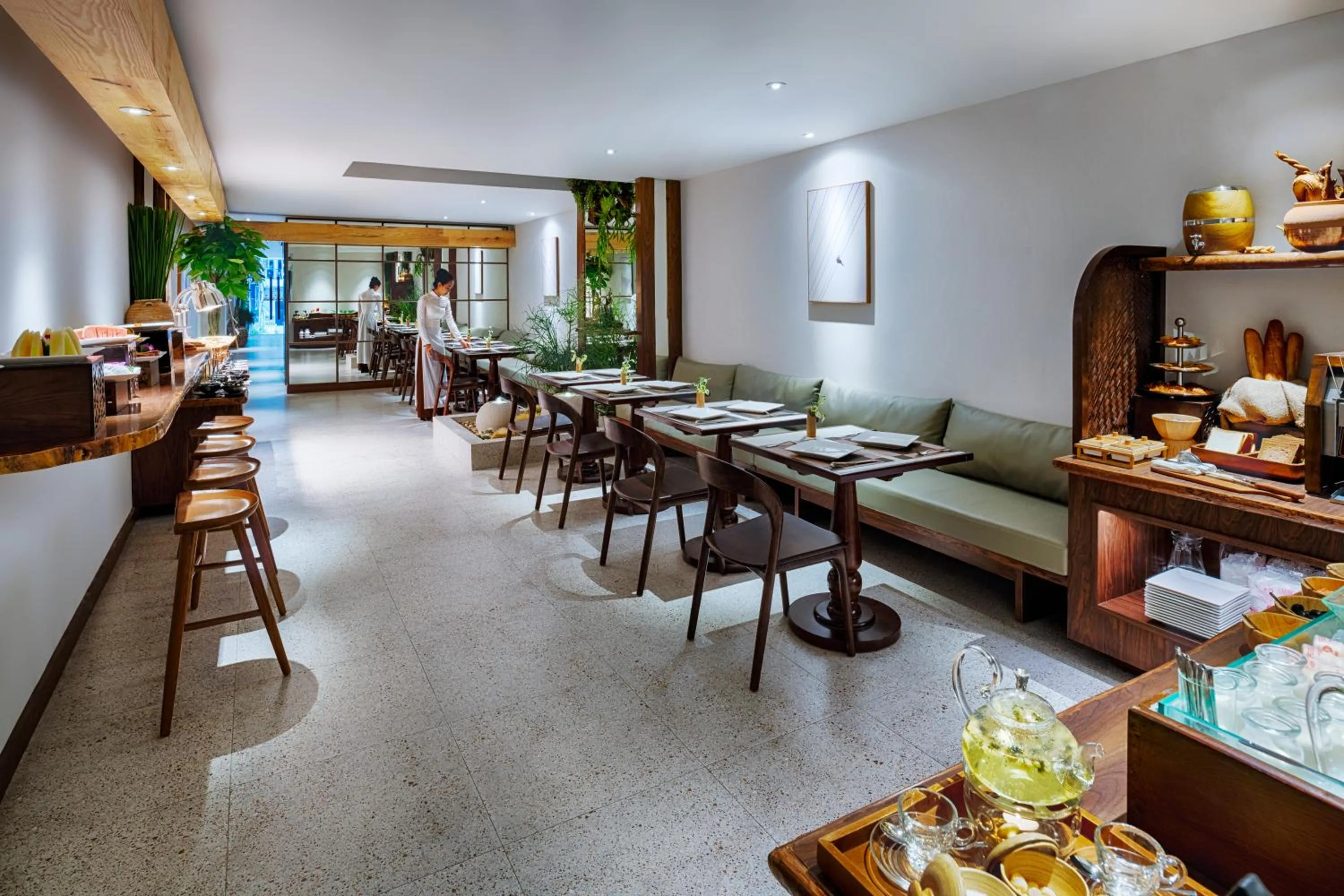 Restaurant/places to eat in Silverland Min Hotel