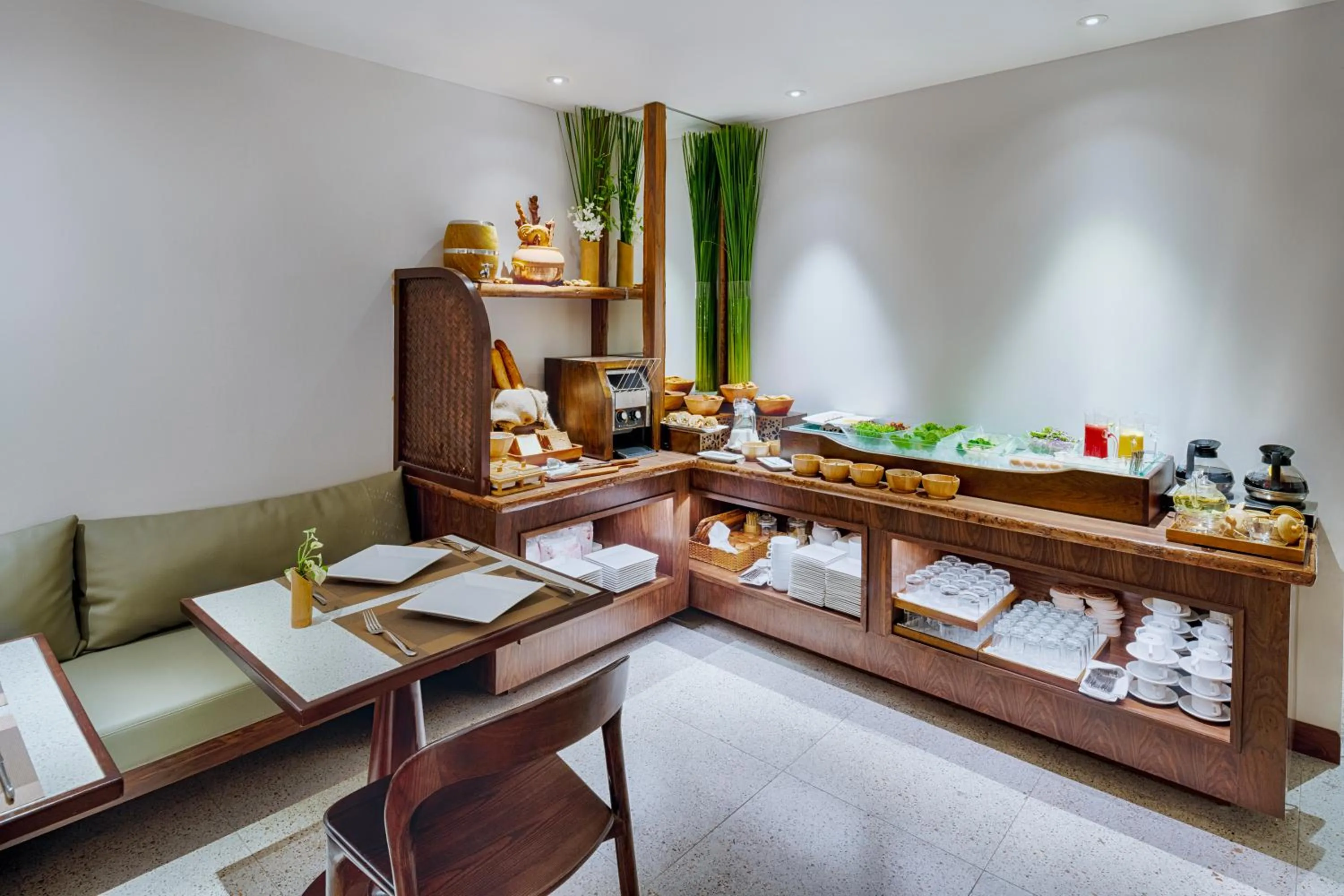 Restaurant/places to eat in Silverland Min Hotel