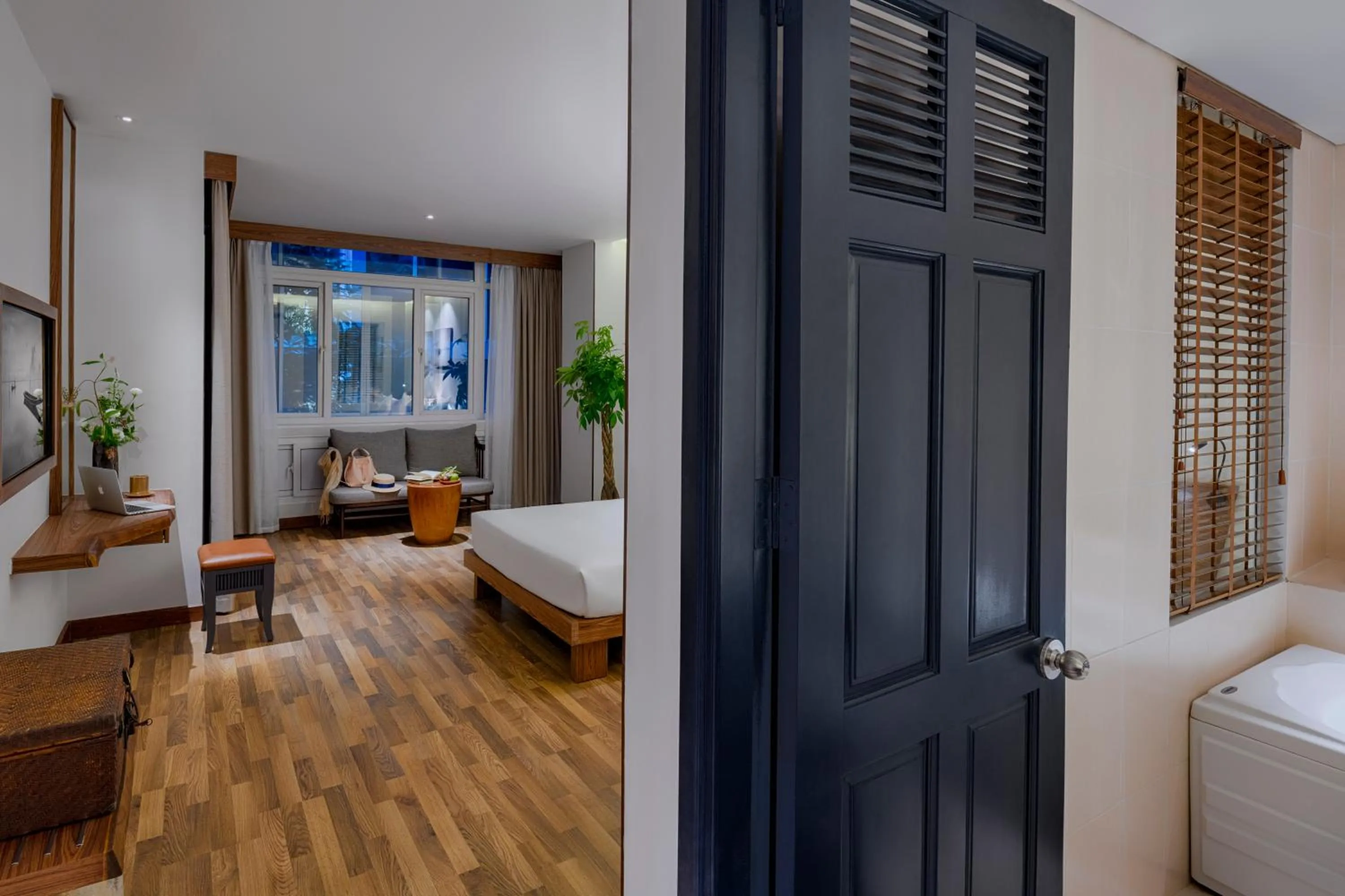 Living room, Bed in Silverland Min Hotel