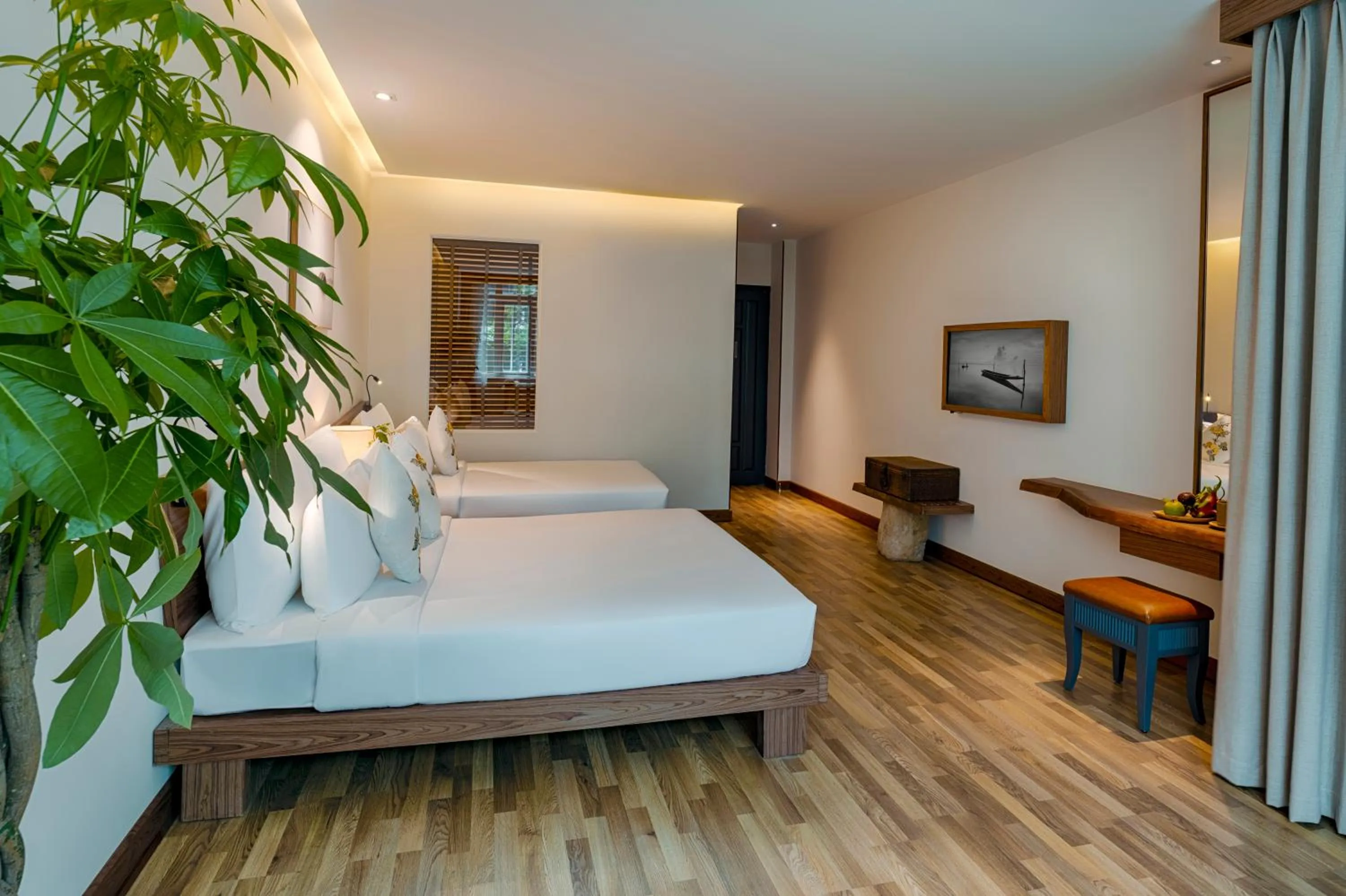 Photo of the whole room, Bed in Silverland Min Hotel