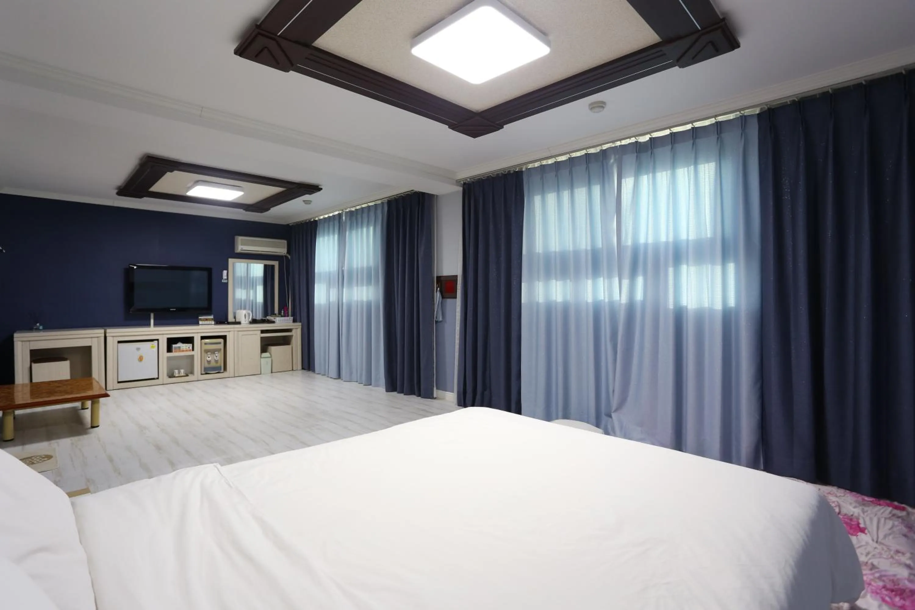 Bed in Paradaise Motel