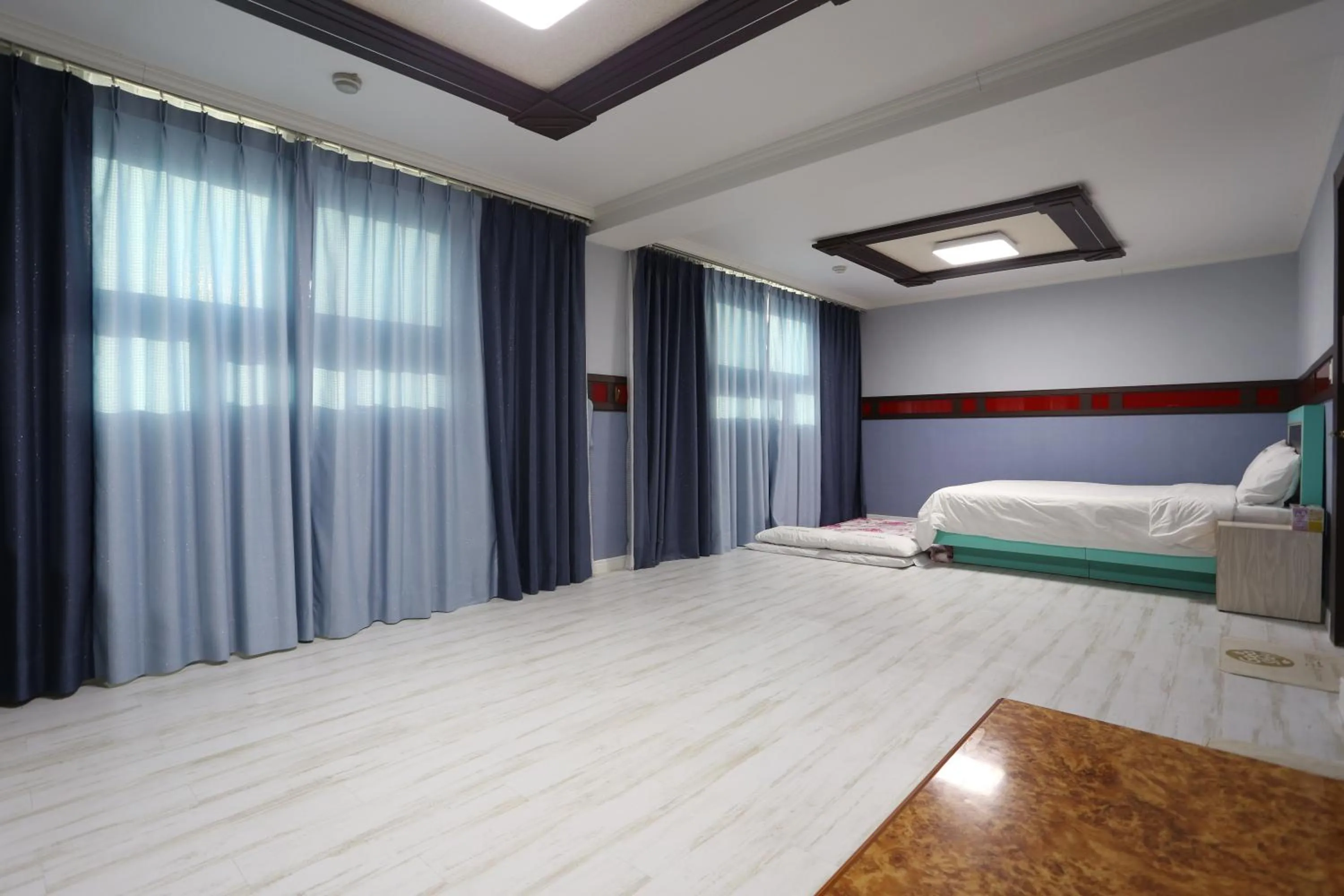 Bed in Paradaise Motel