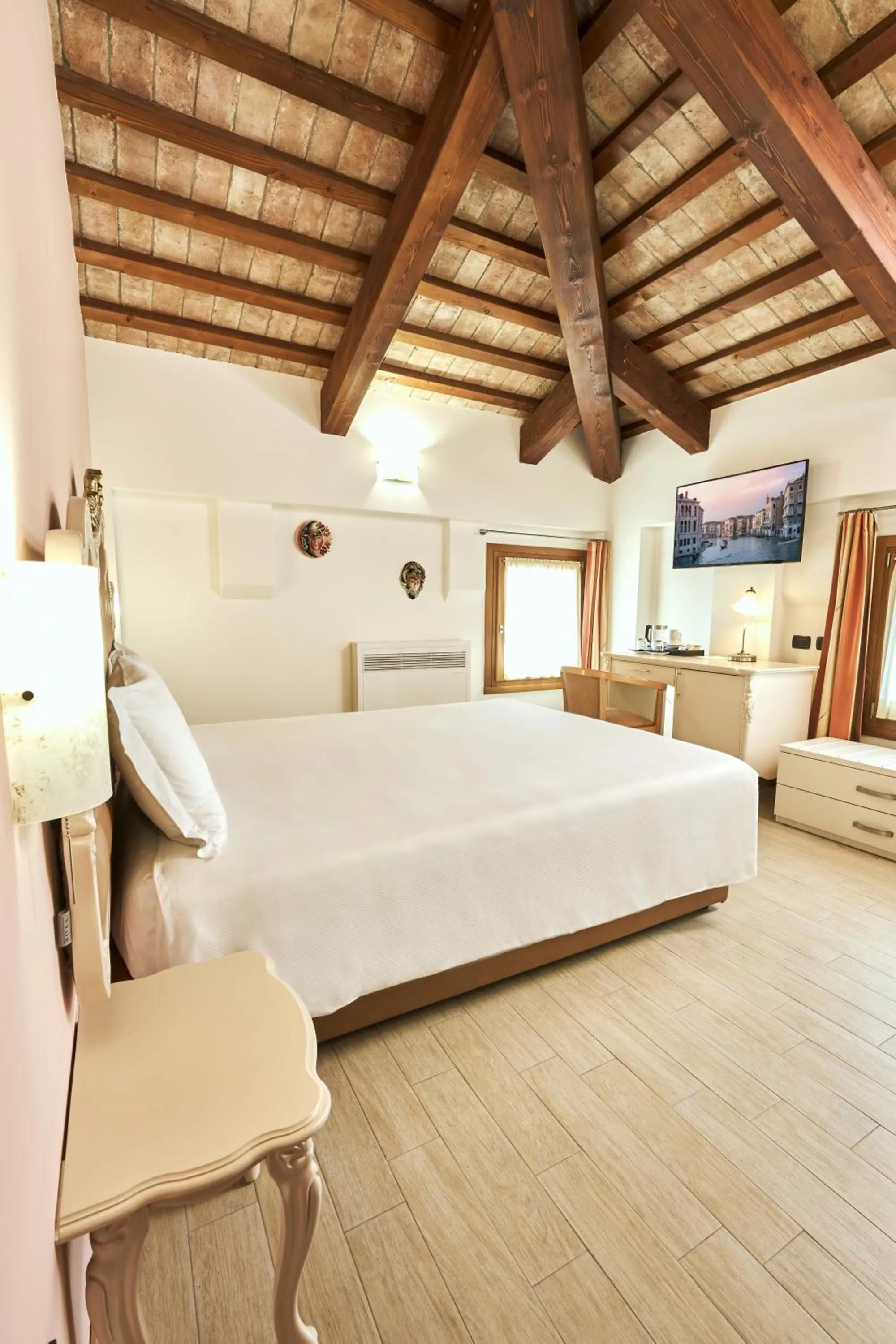 Shower, Bed in Albergo Antica Corte Marchesini