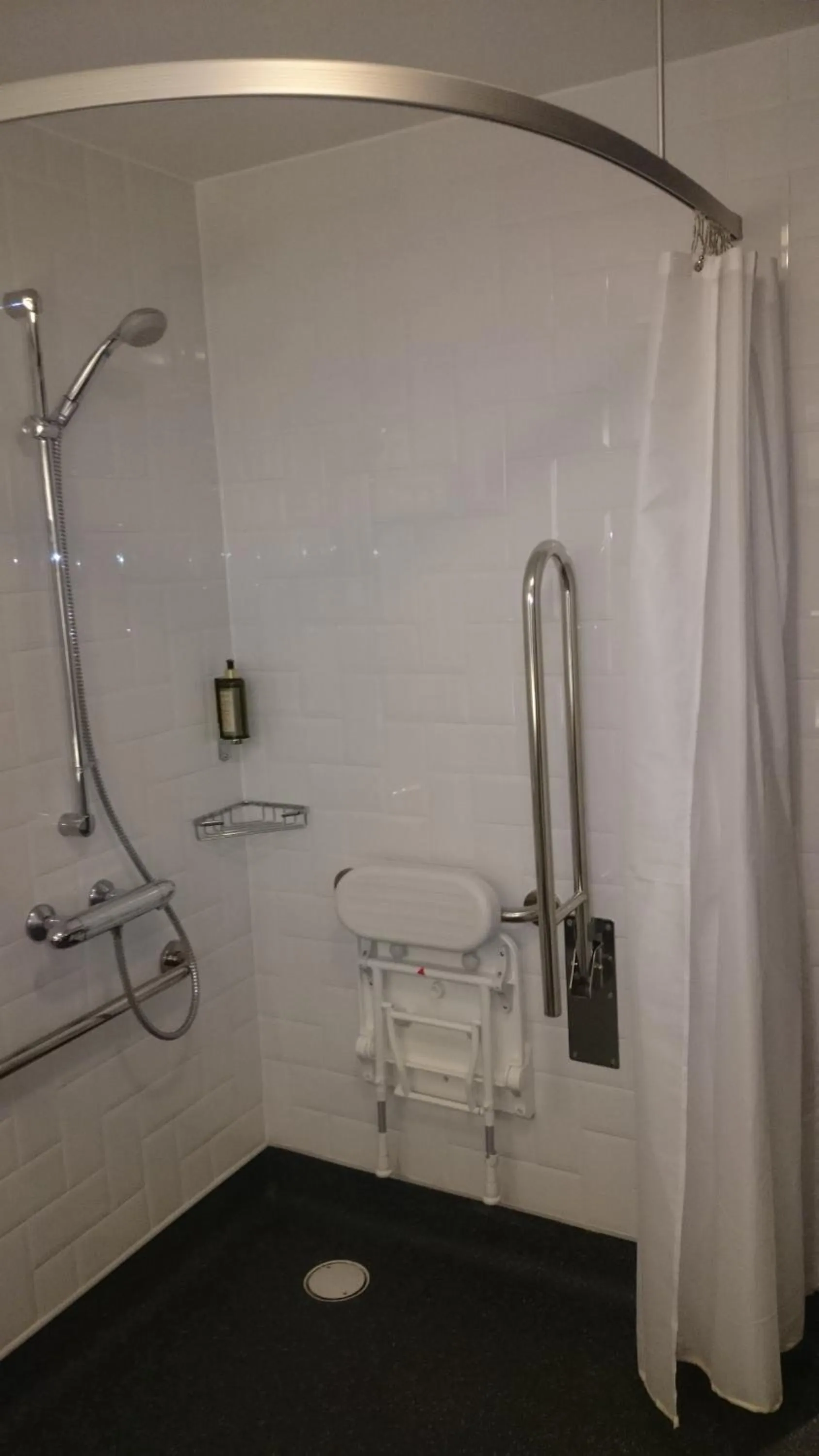Shower in The Bulls Head Hotel
