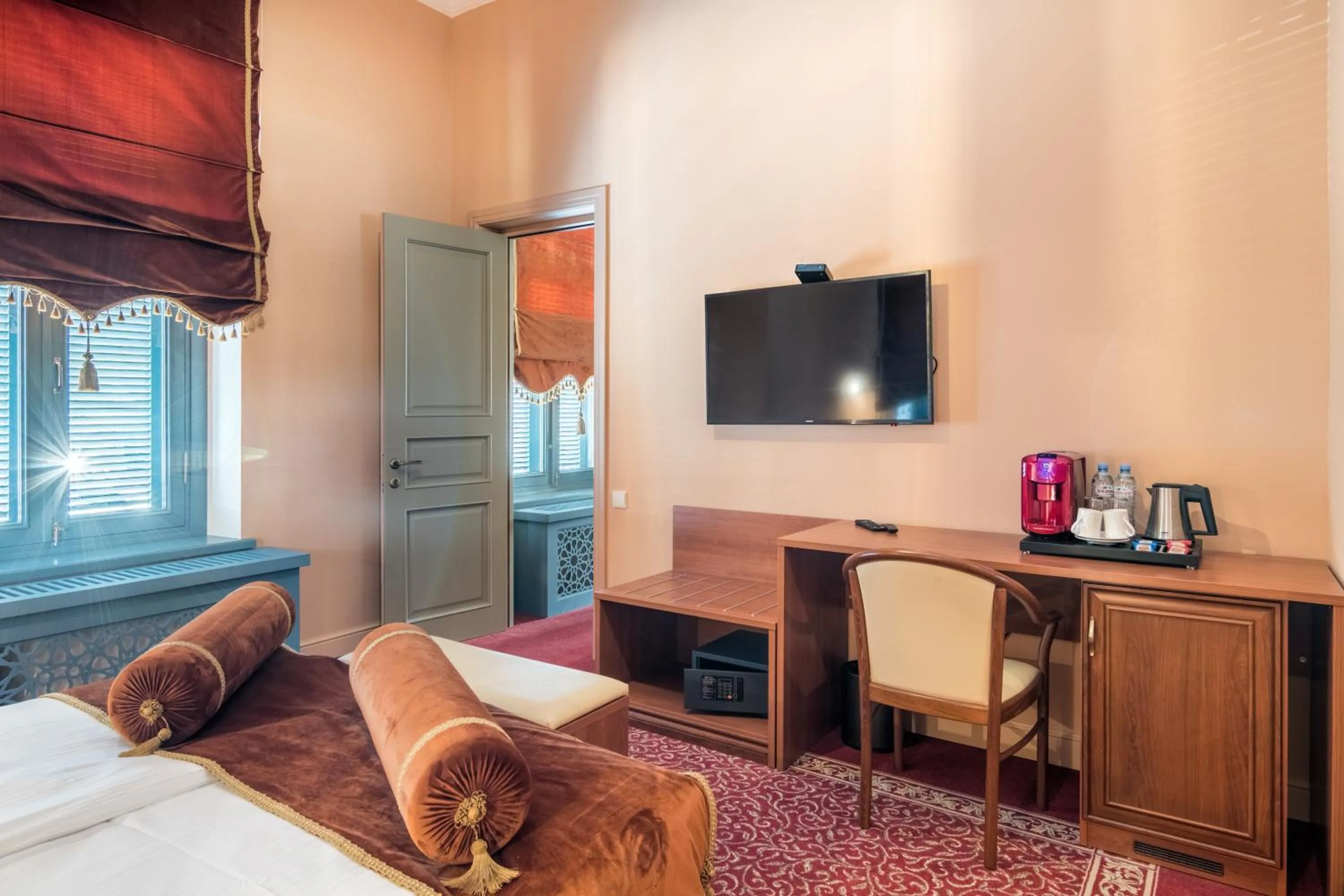 Coffee/tea facilities, Bed in Golden Tulip Borjomi