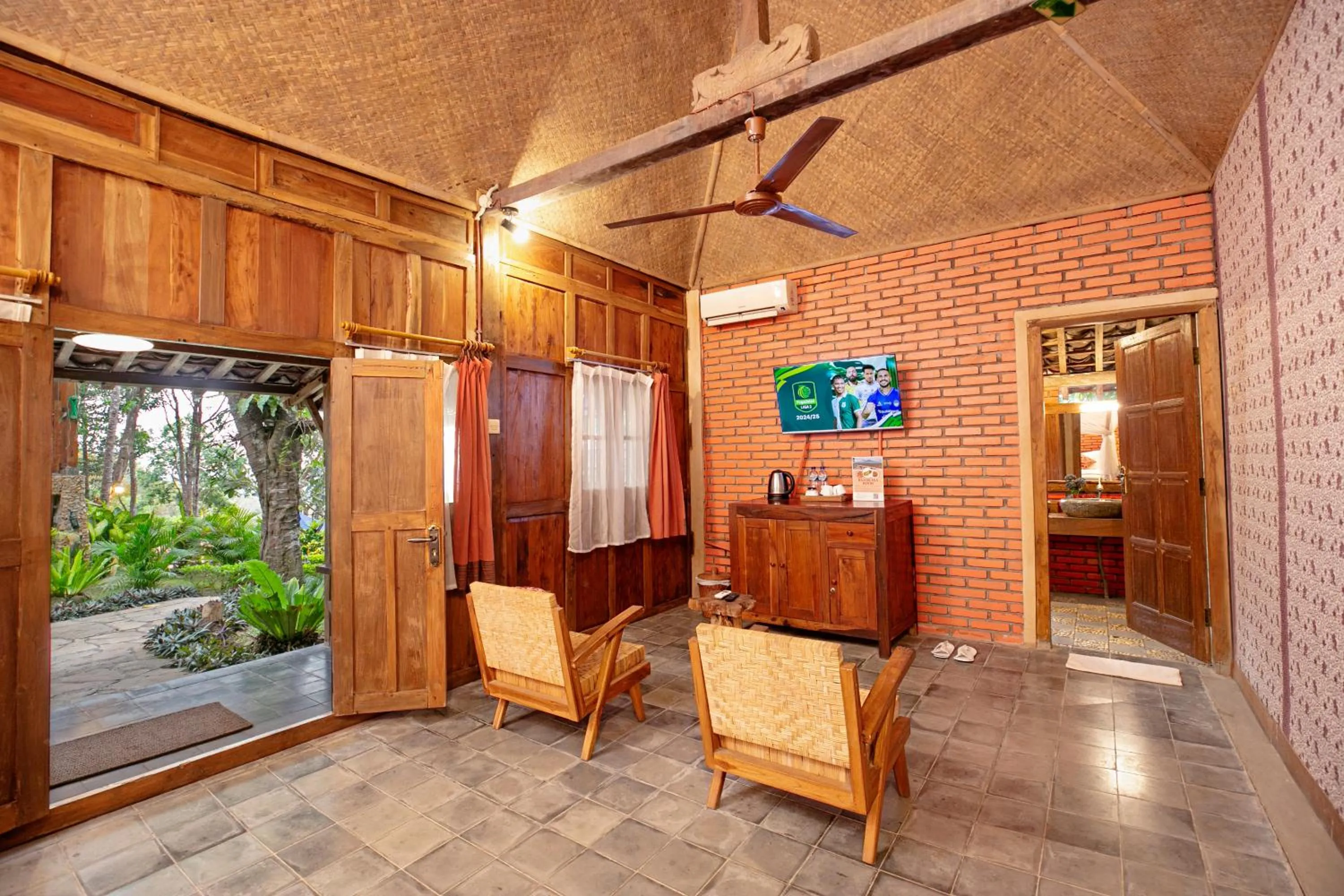 Communal lounge/ TV room in Rajaklana Resort and Spa