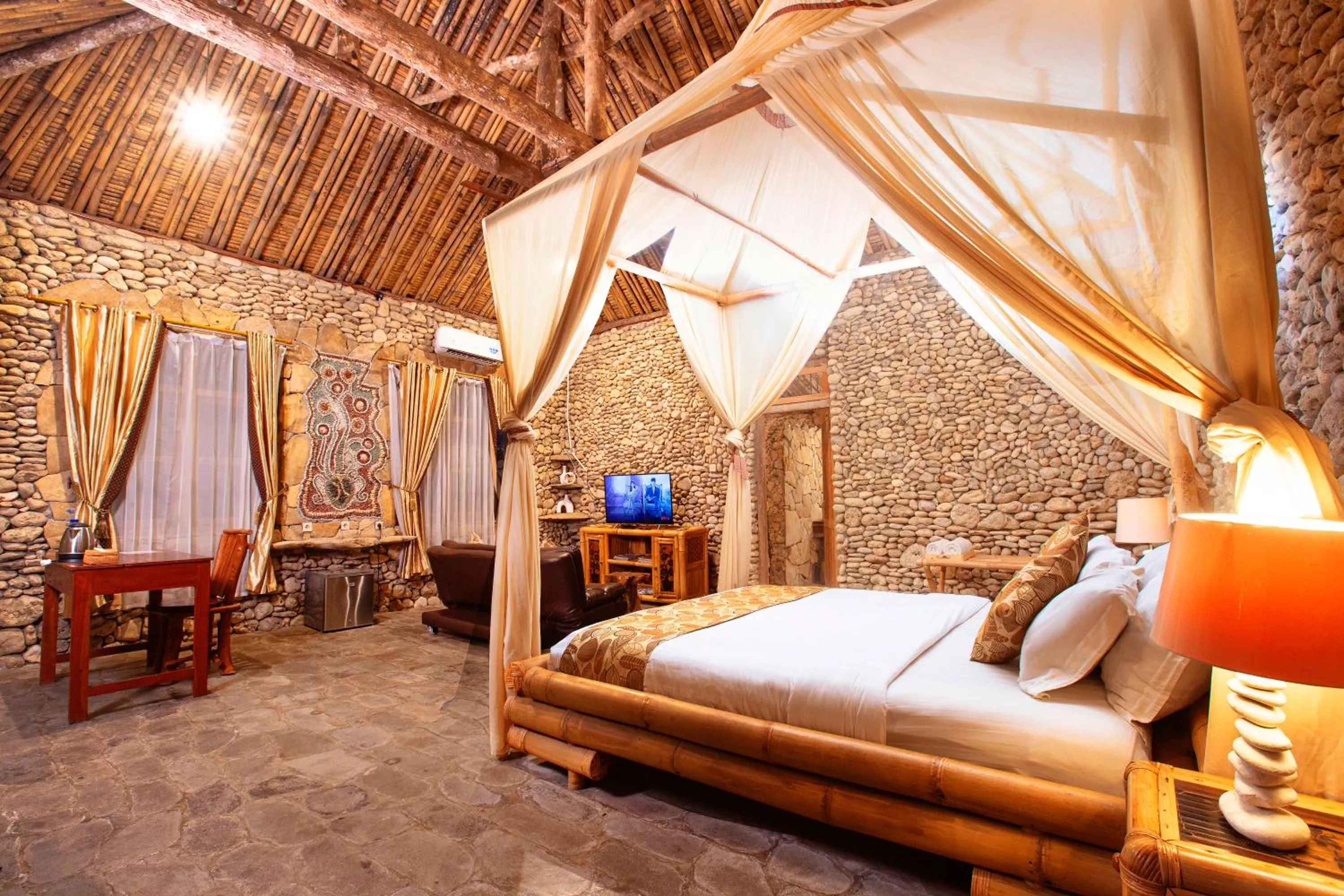 Bed in Rajaklana Resort and Spa