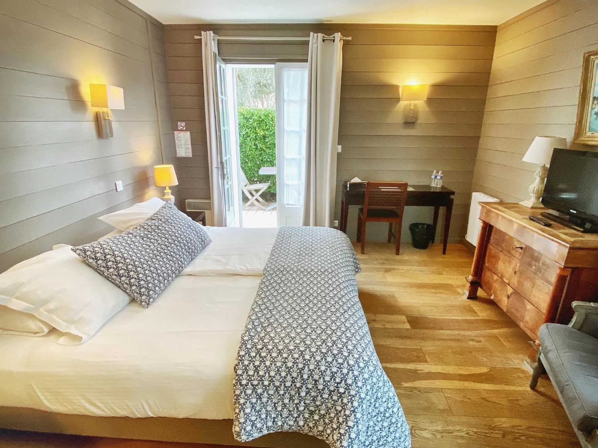 Property building, Bed in Hotel L'Océan