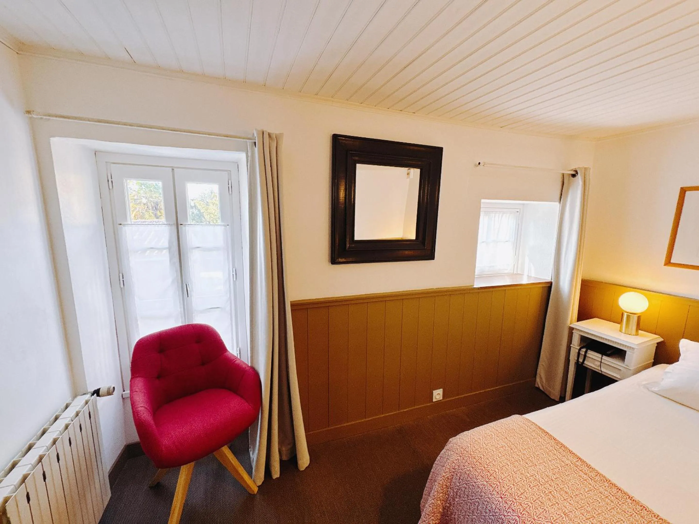 Property building, Bed in Hotel L'Océan