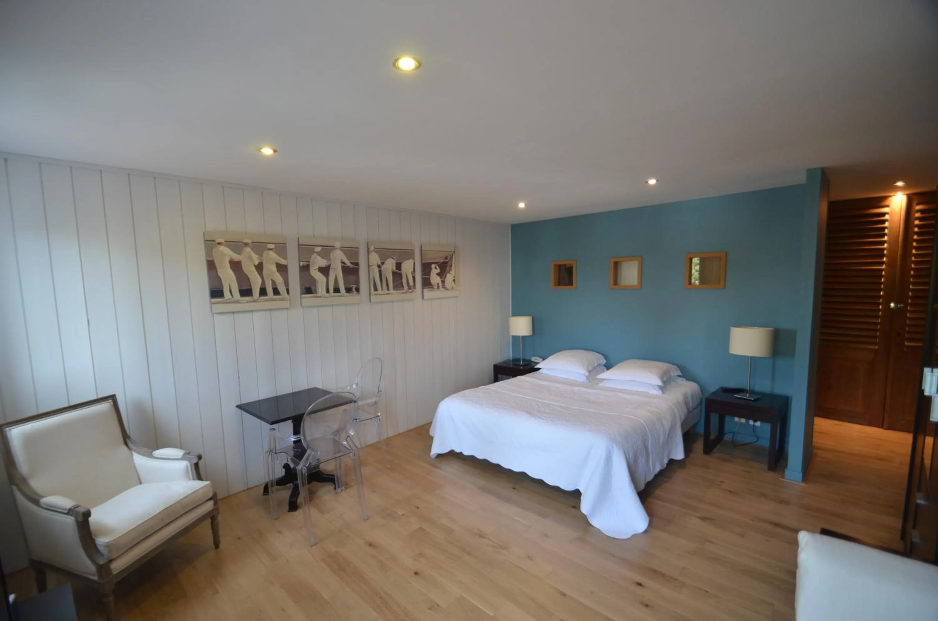 Photo of the whole room, Bed in Hotel L'Océan