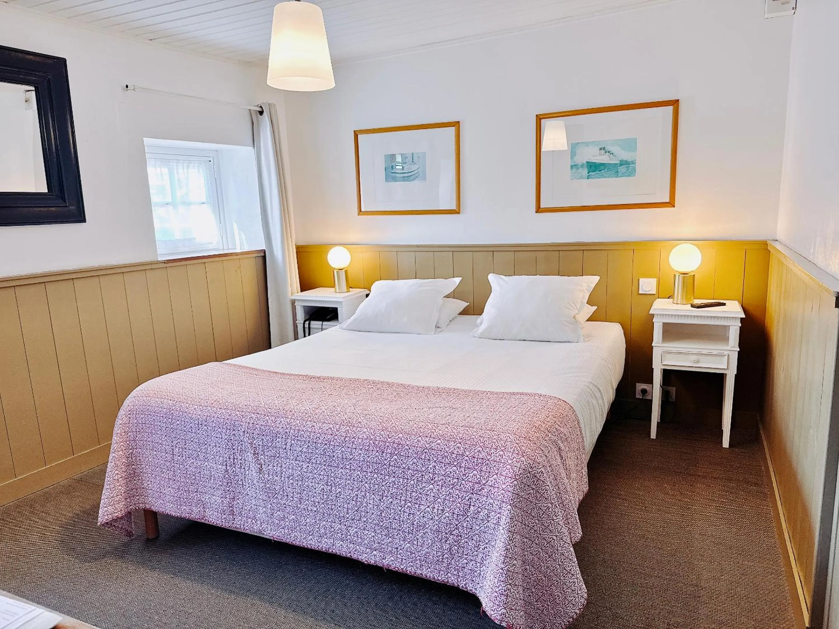 Property building, Bed in Hotel L'Océan