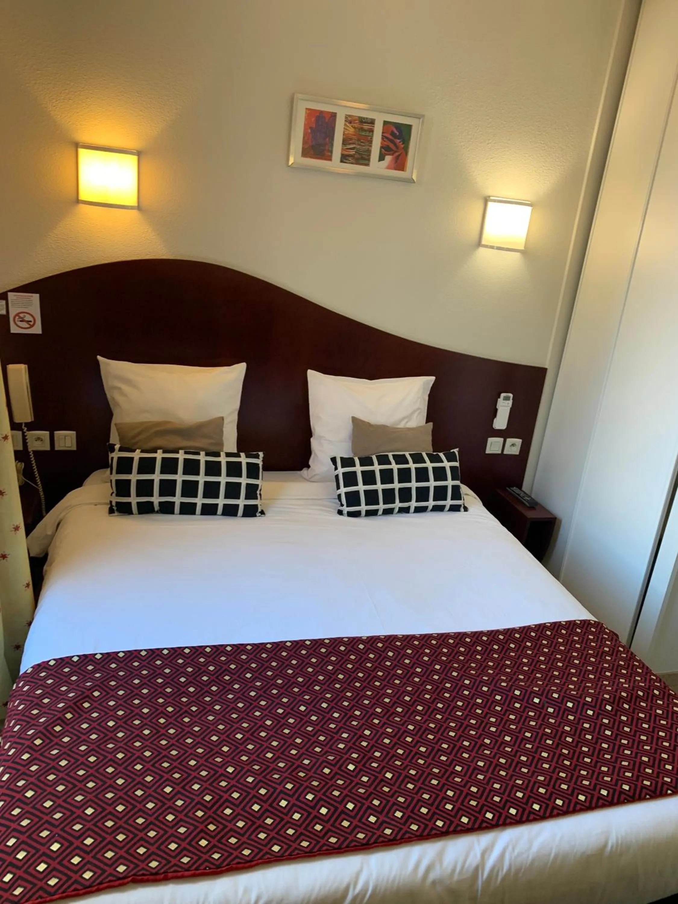 Bed in Hotel les Commercants