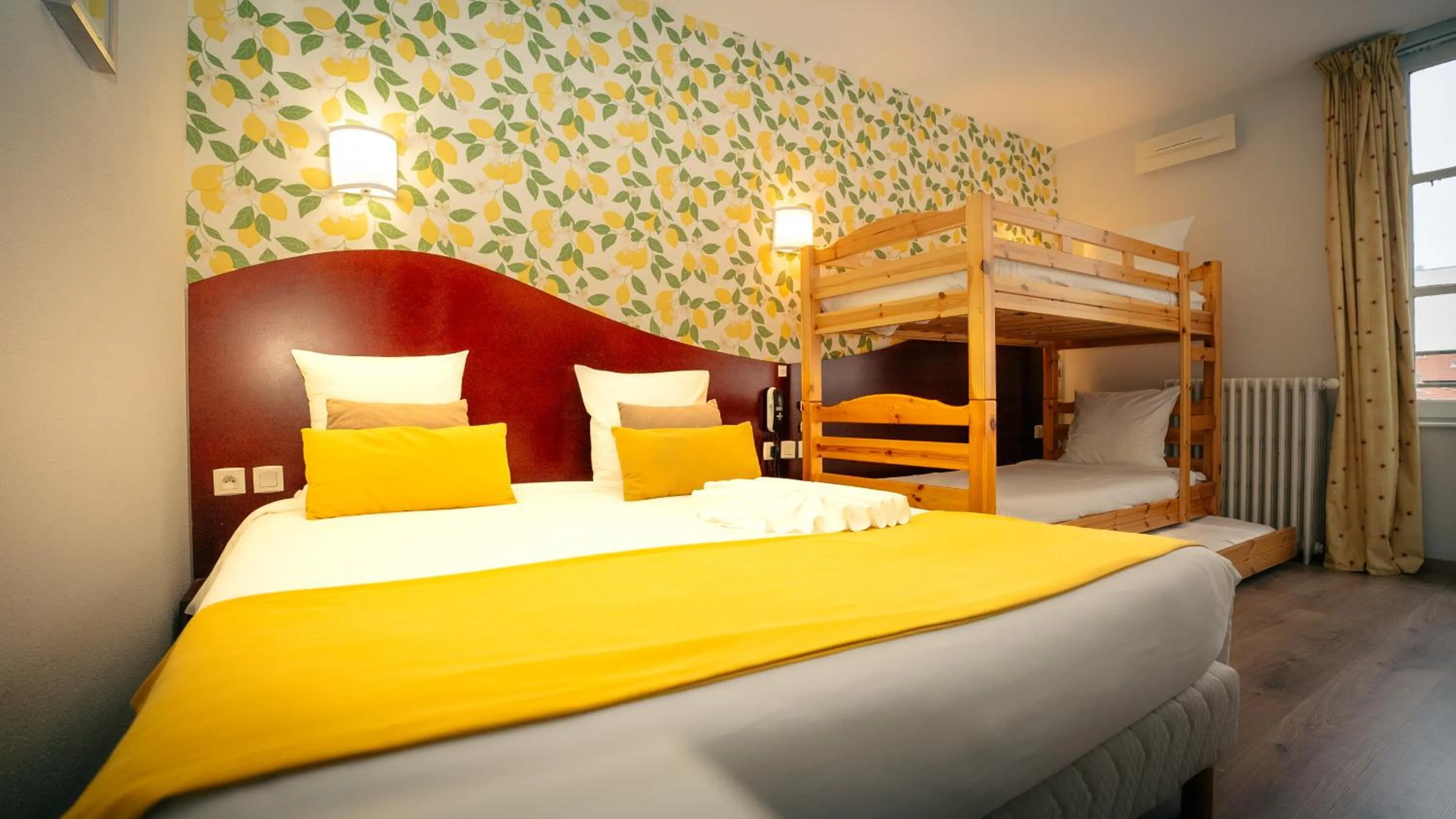 Photo of the whole room, Bed in Hotel les Commercants