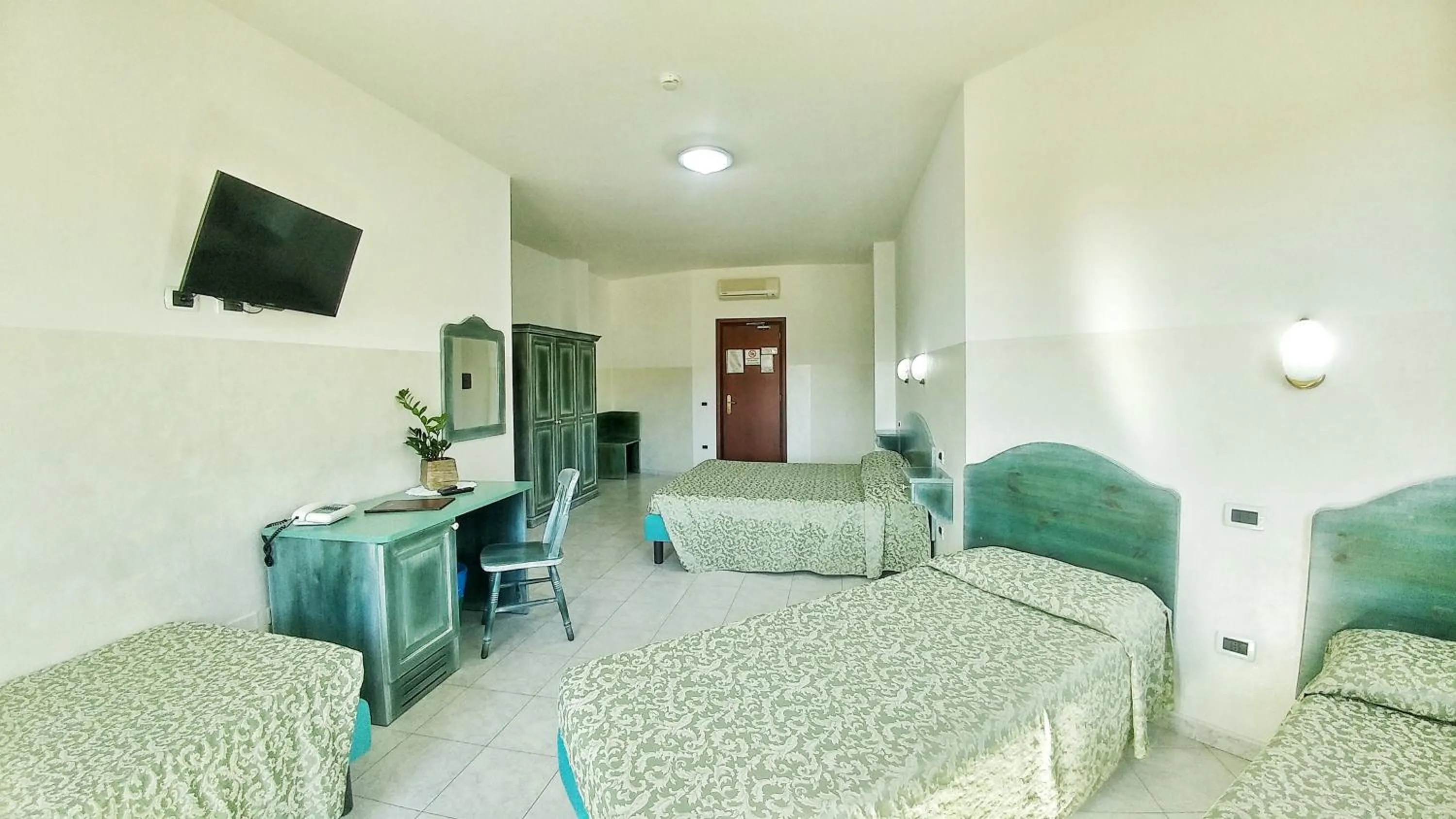 Photo of the whole room, Bed in Hotel Meridiana