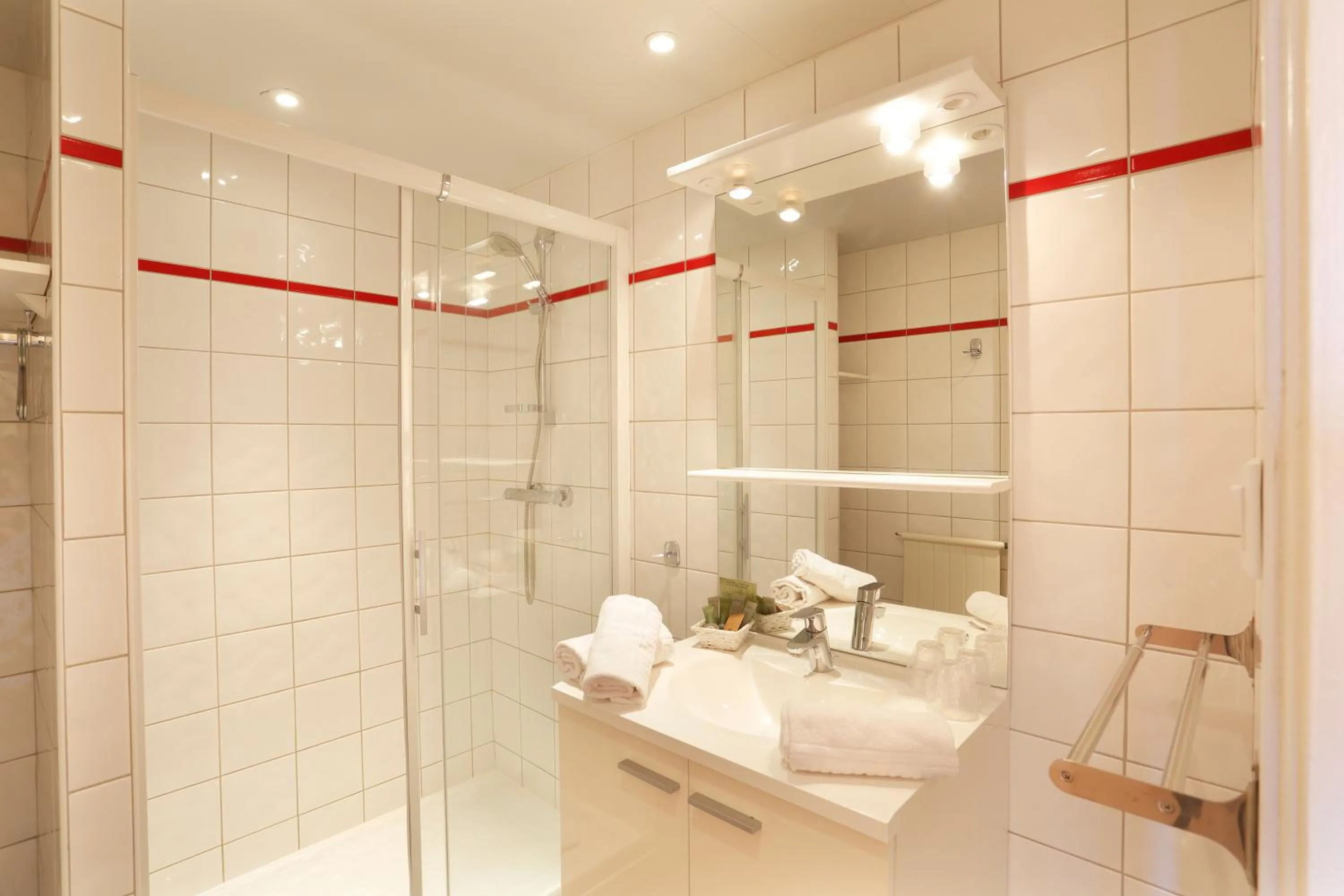 Bathroom in Hôtel Eliova Le Chaix