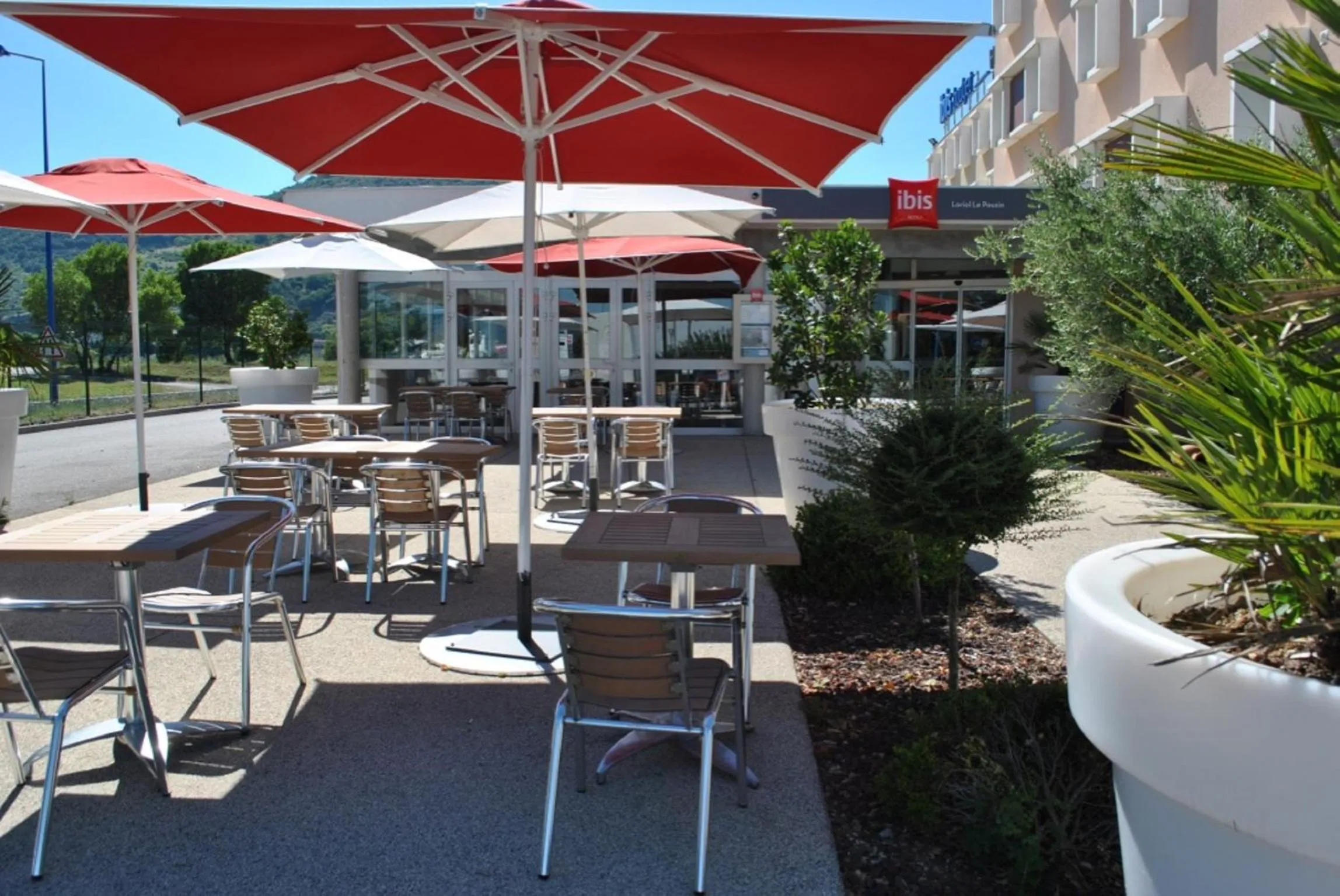 Patio in ibis Loriol Le Pouzin