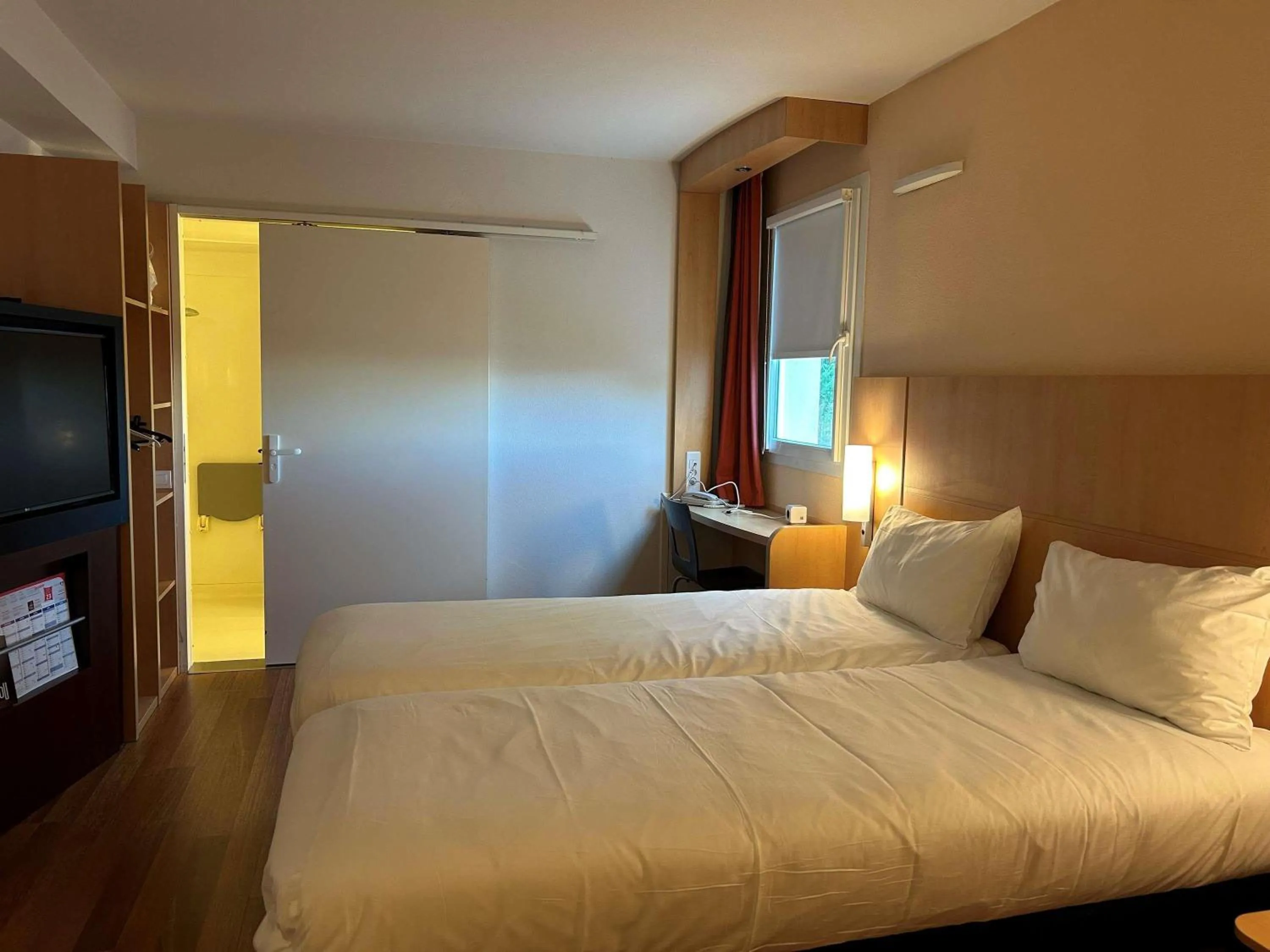 Bedroom, Bed in ibis Loriol Le Pouzin