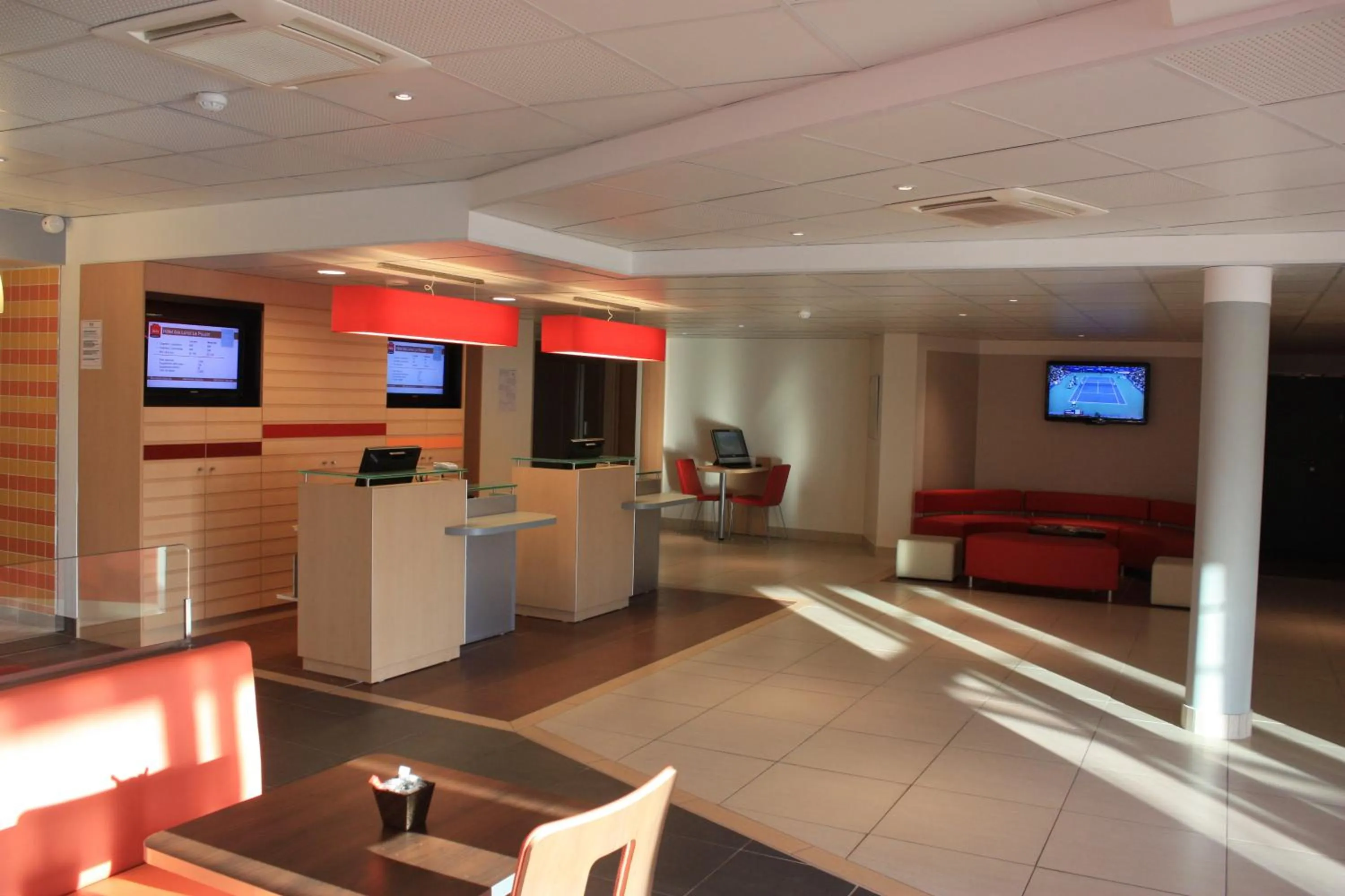 Lobby or reception in ibis Loriol Le Pouzin
