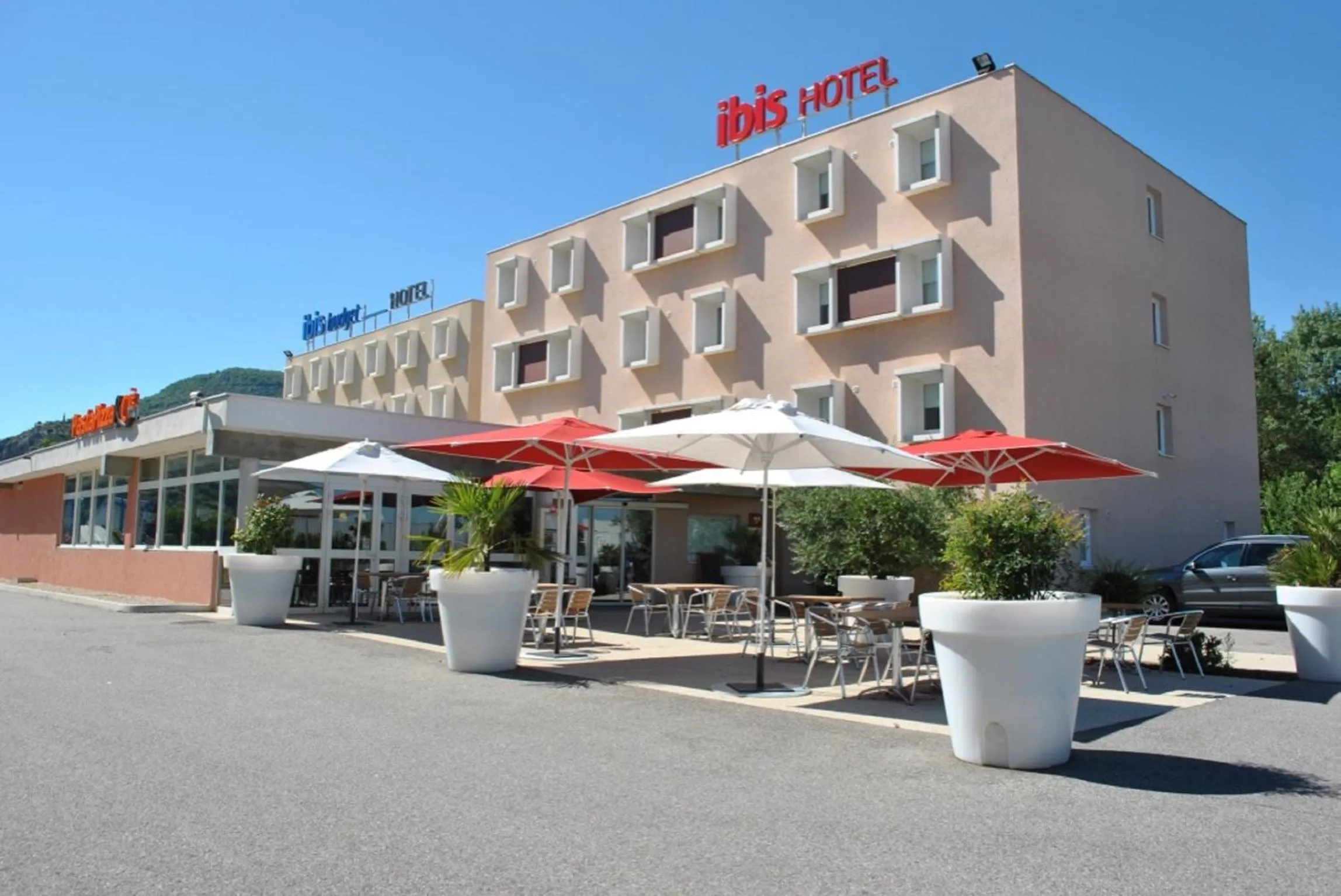 Patio in ibis Loriol Le Pouzin