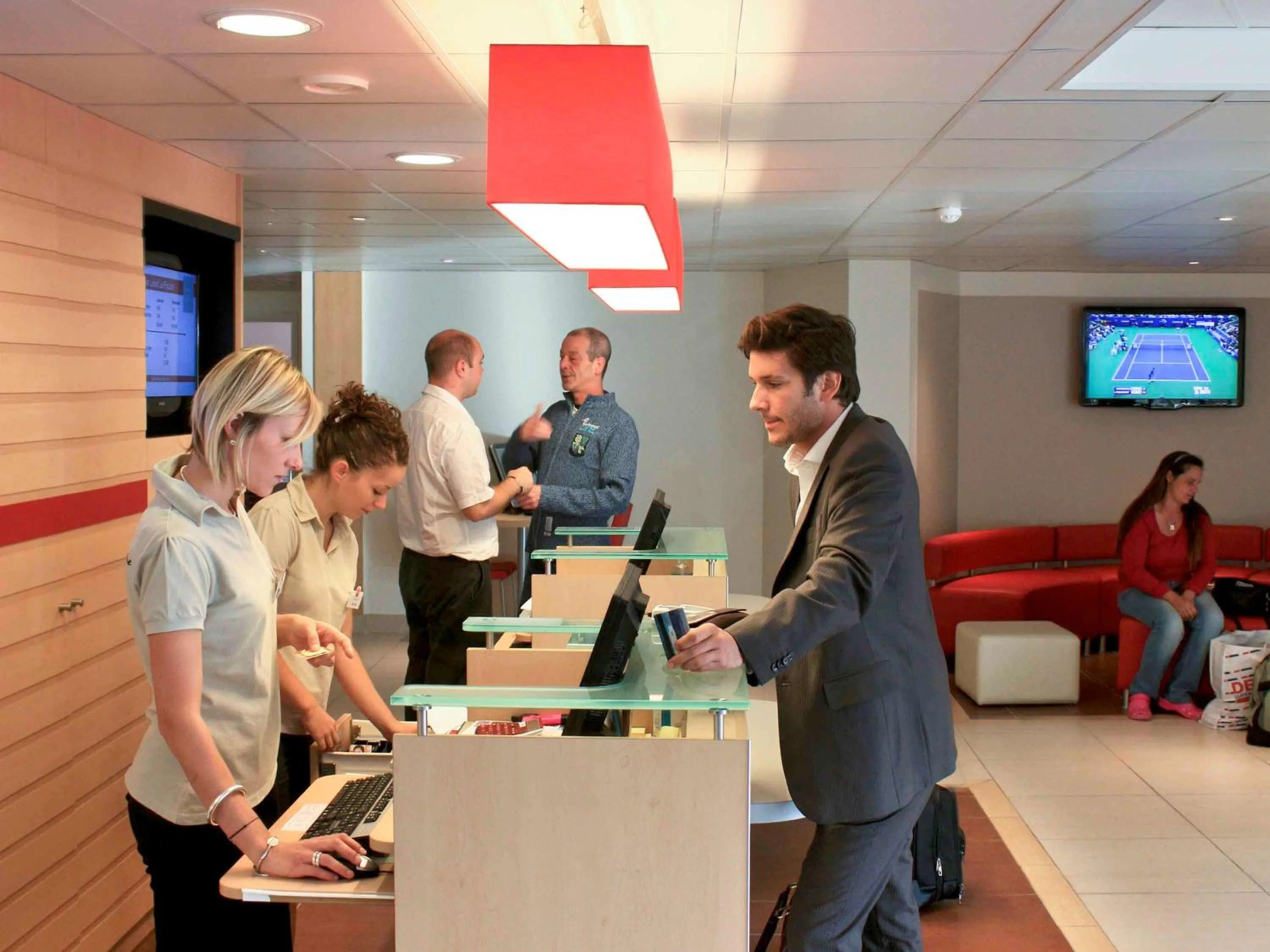 Lounge or bar in ibis Loriol Le Pouzin