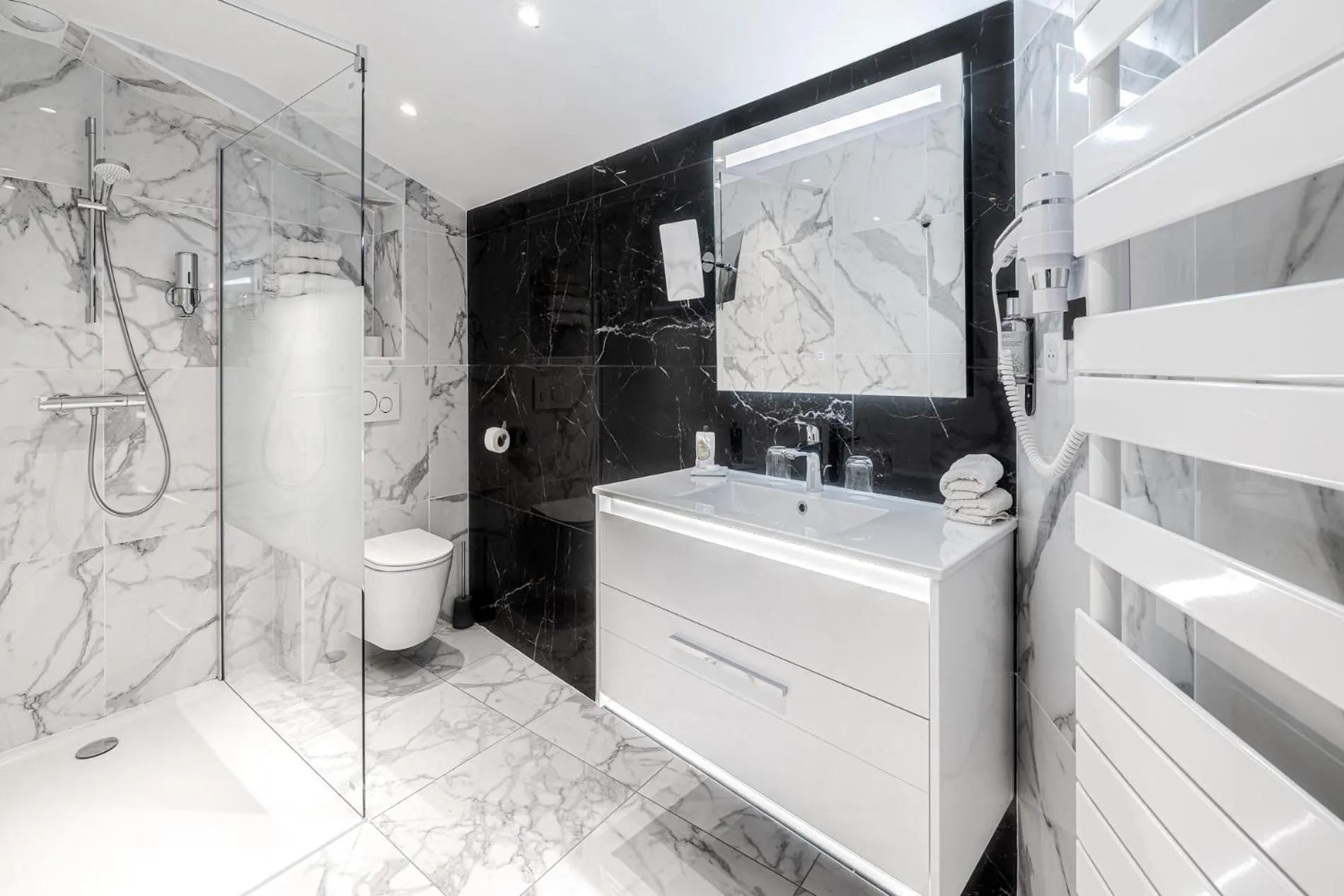 Shower in Hotel Restaurant Lesage