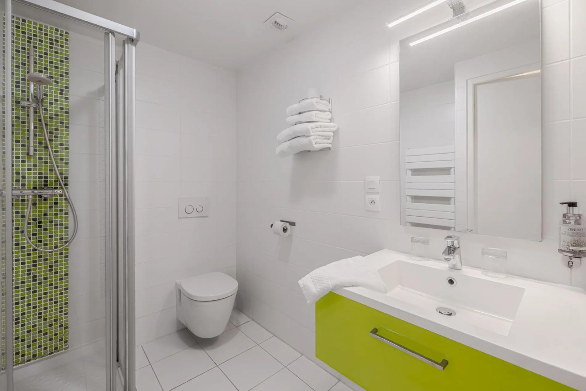 Shower in Hotel Restaurant Lesage