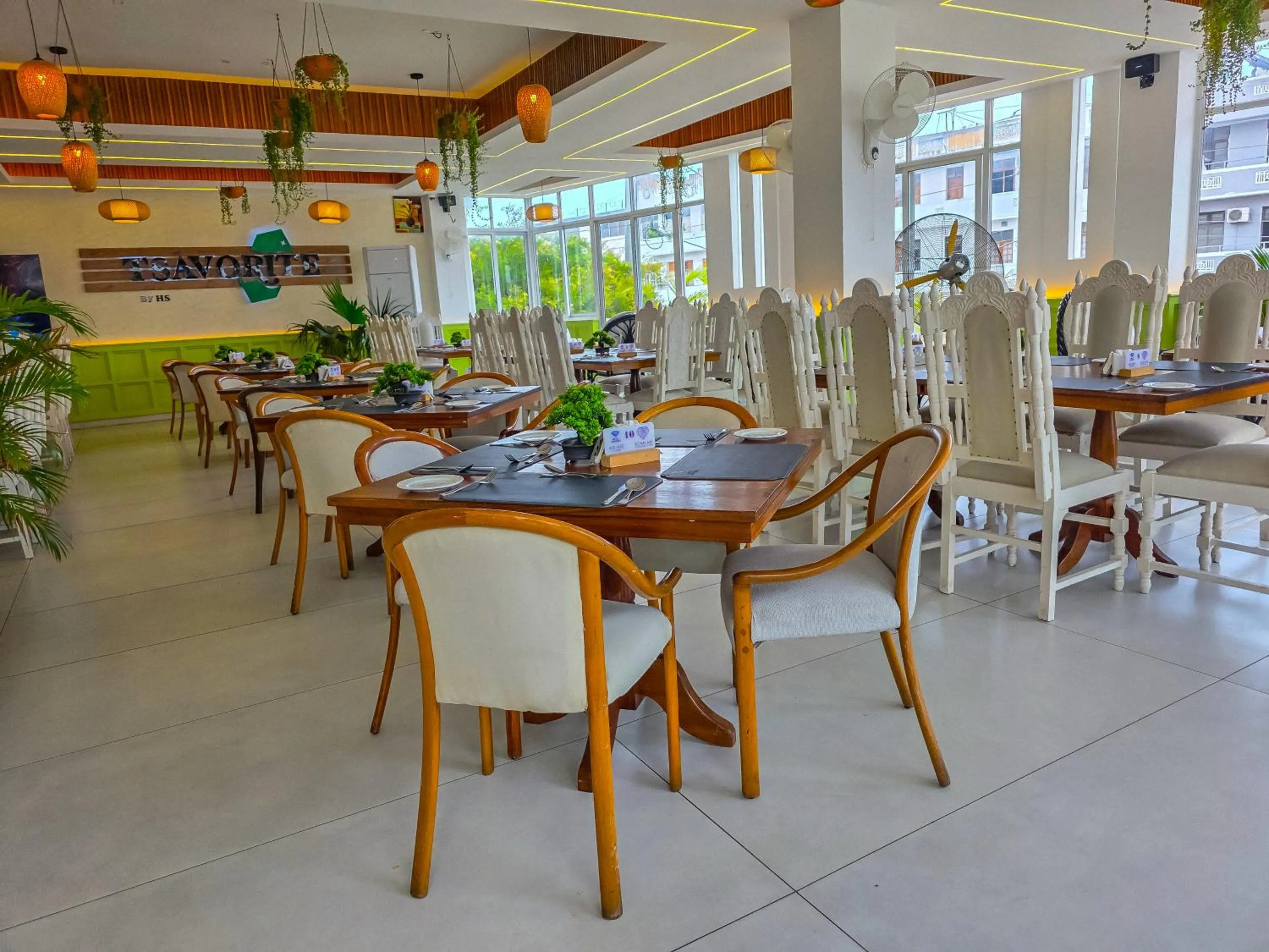 Restaurant/places to eat in Hotel Sapphire