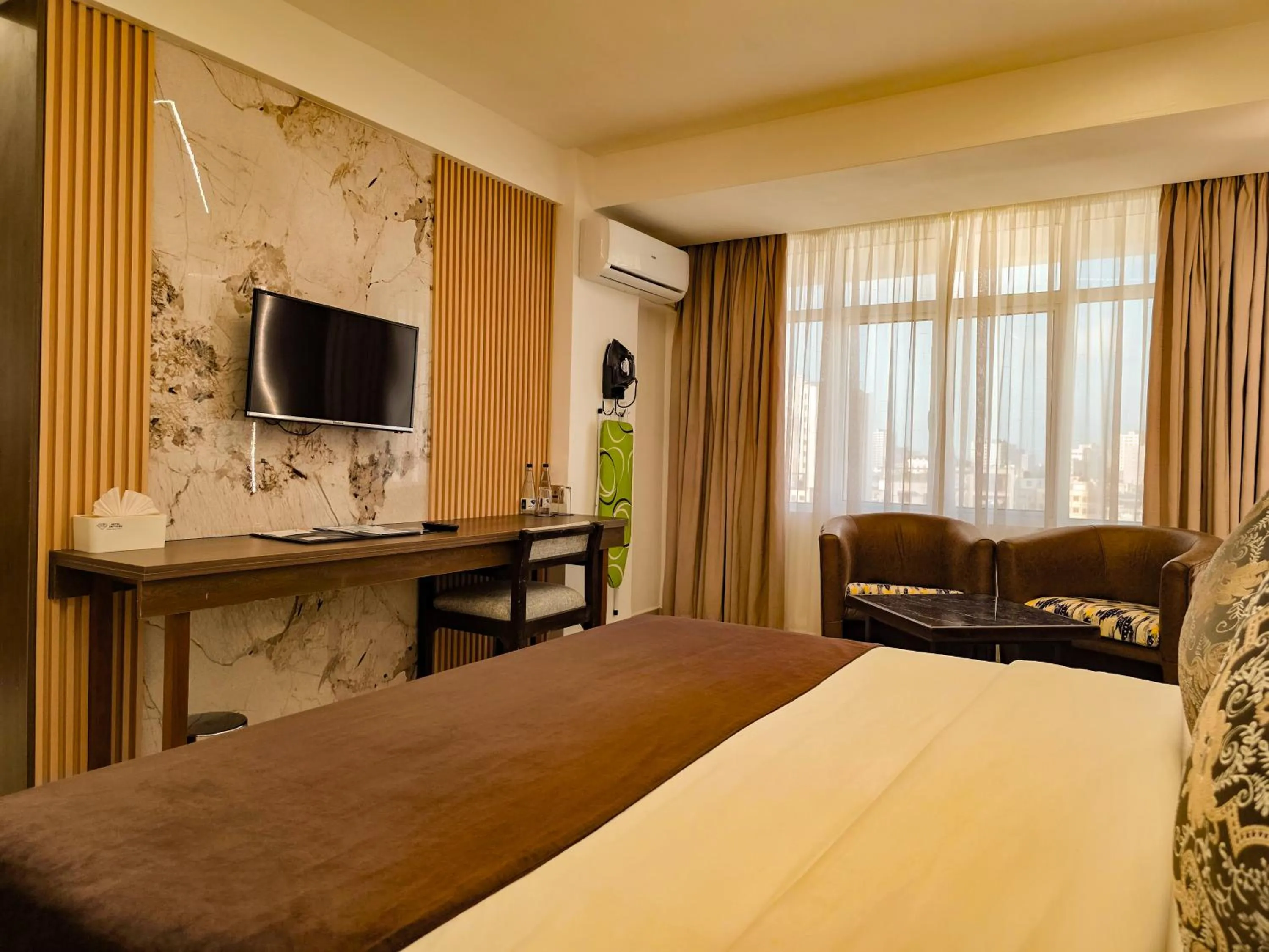 Living room, Bed in Hotel Sapphire