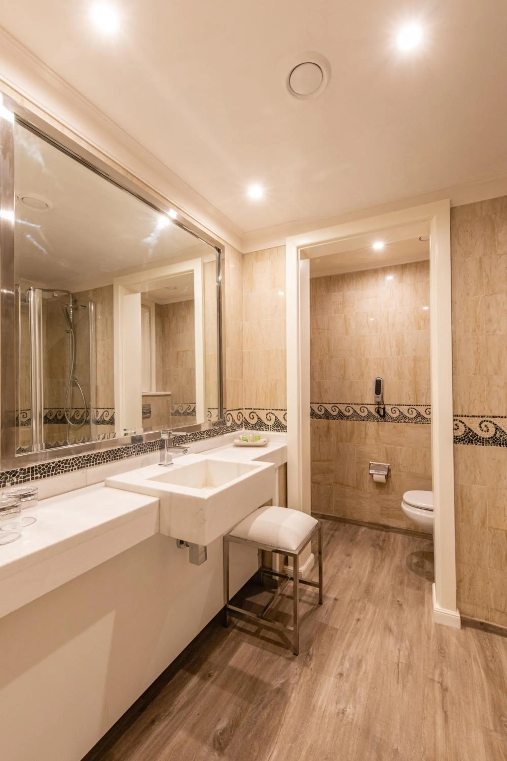 Shower in Acropole Tunis