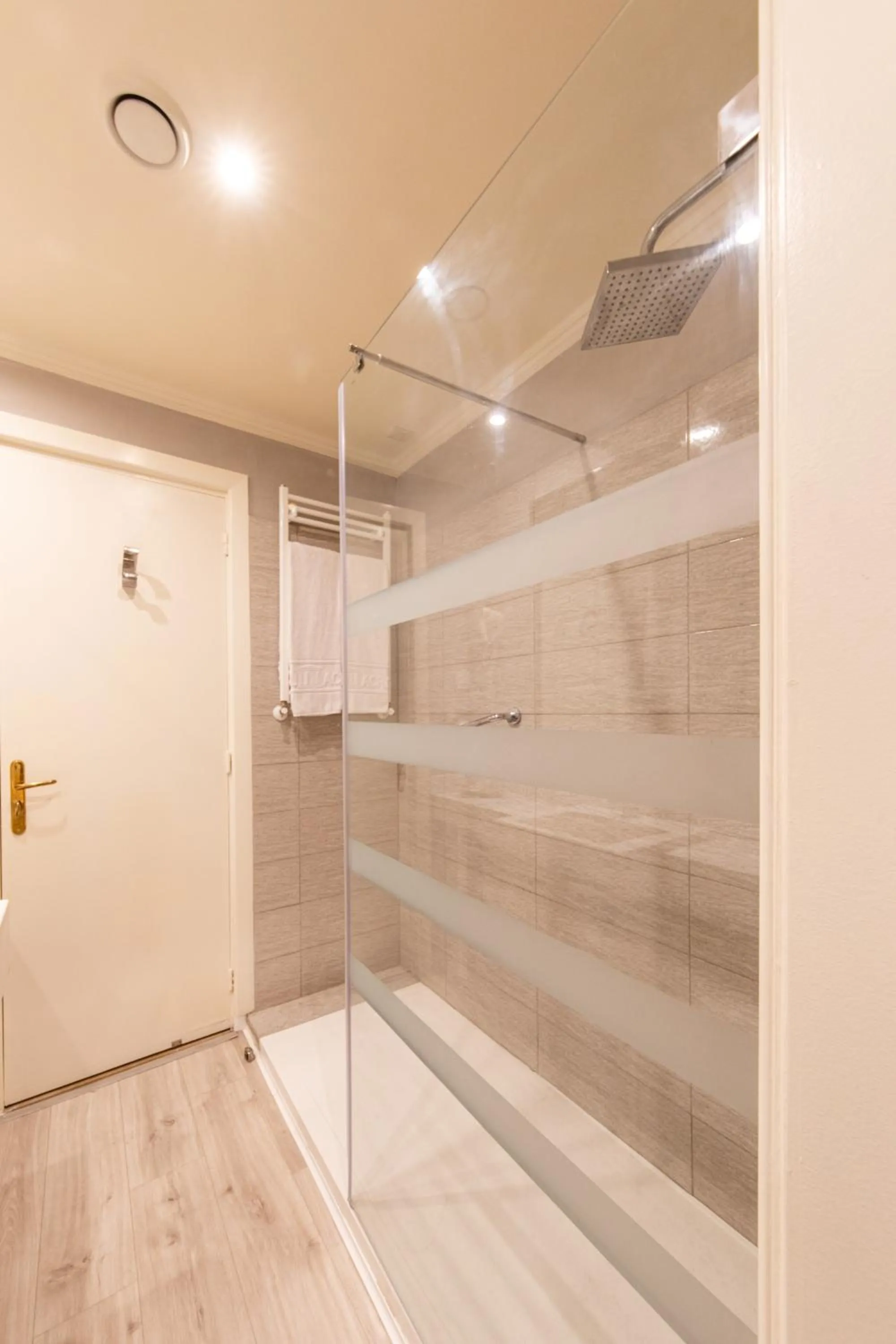 Shower in Acropole Tunis