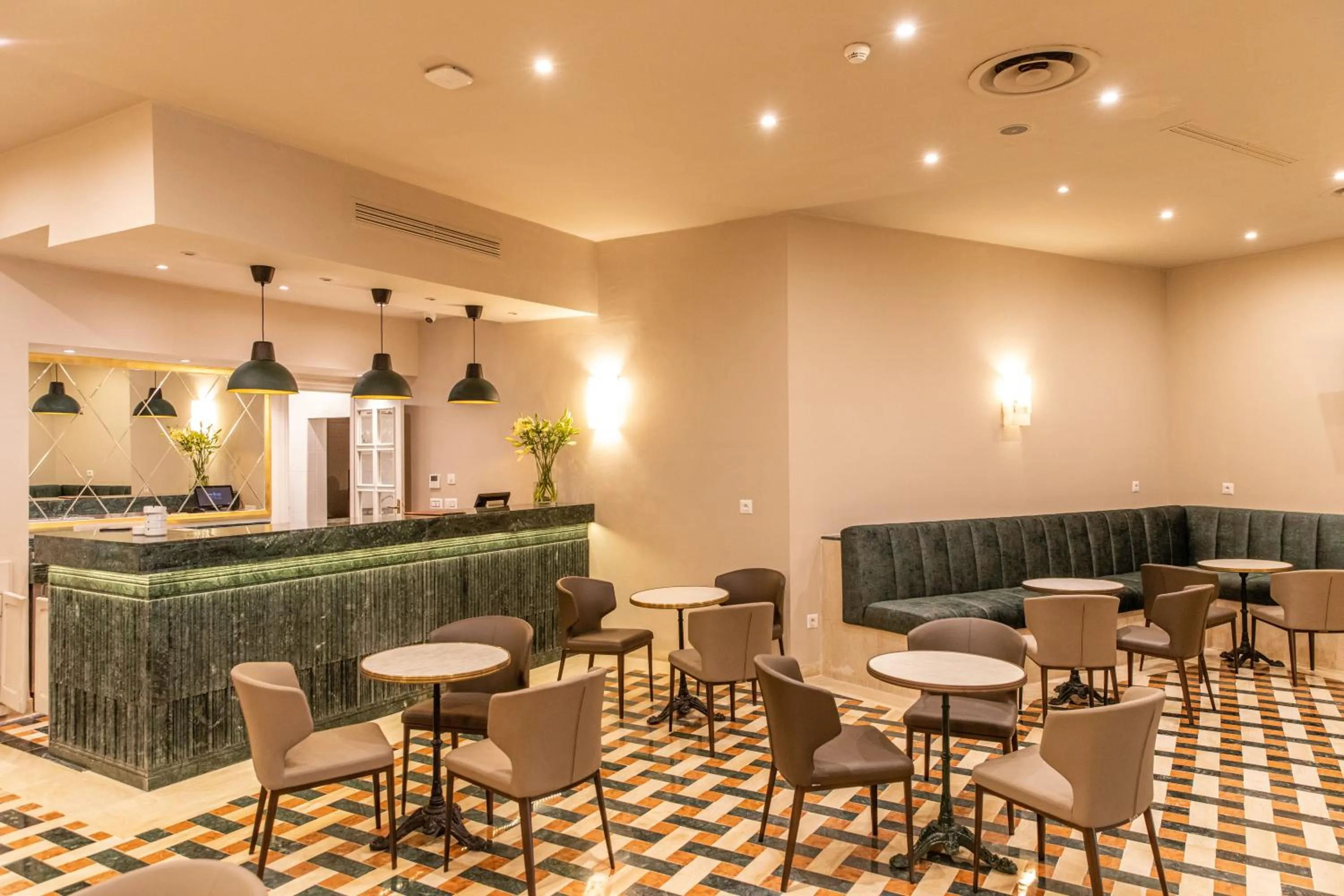 Restaurant/places to eat in Acropole Tunis