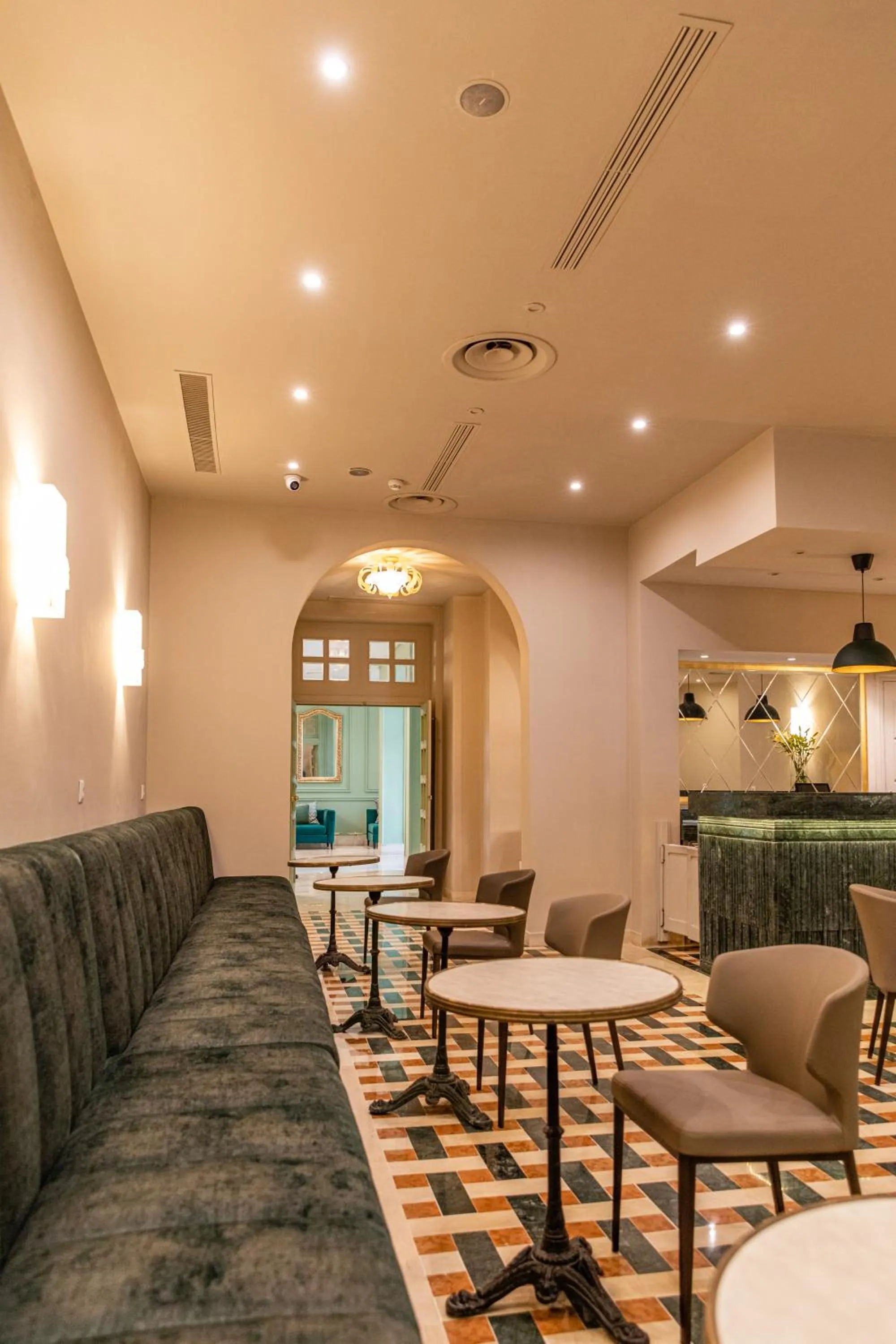 Restaurant/places to eat in Acropole Tunis