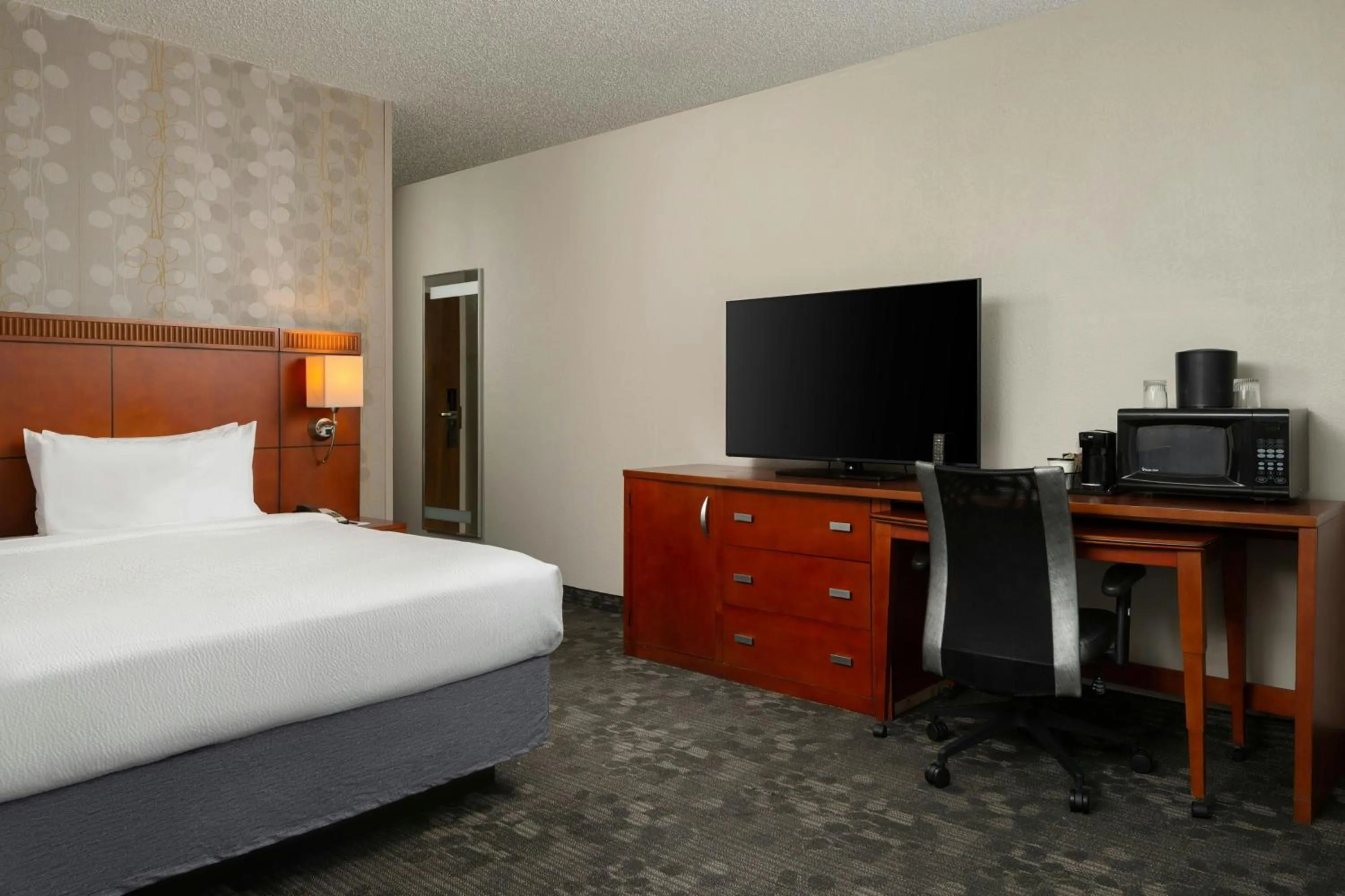 Photo of the whole room, Bed in Courtyard by Marriott Dallas-Fort Worth/Bedford
