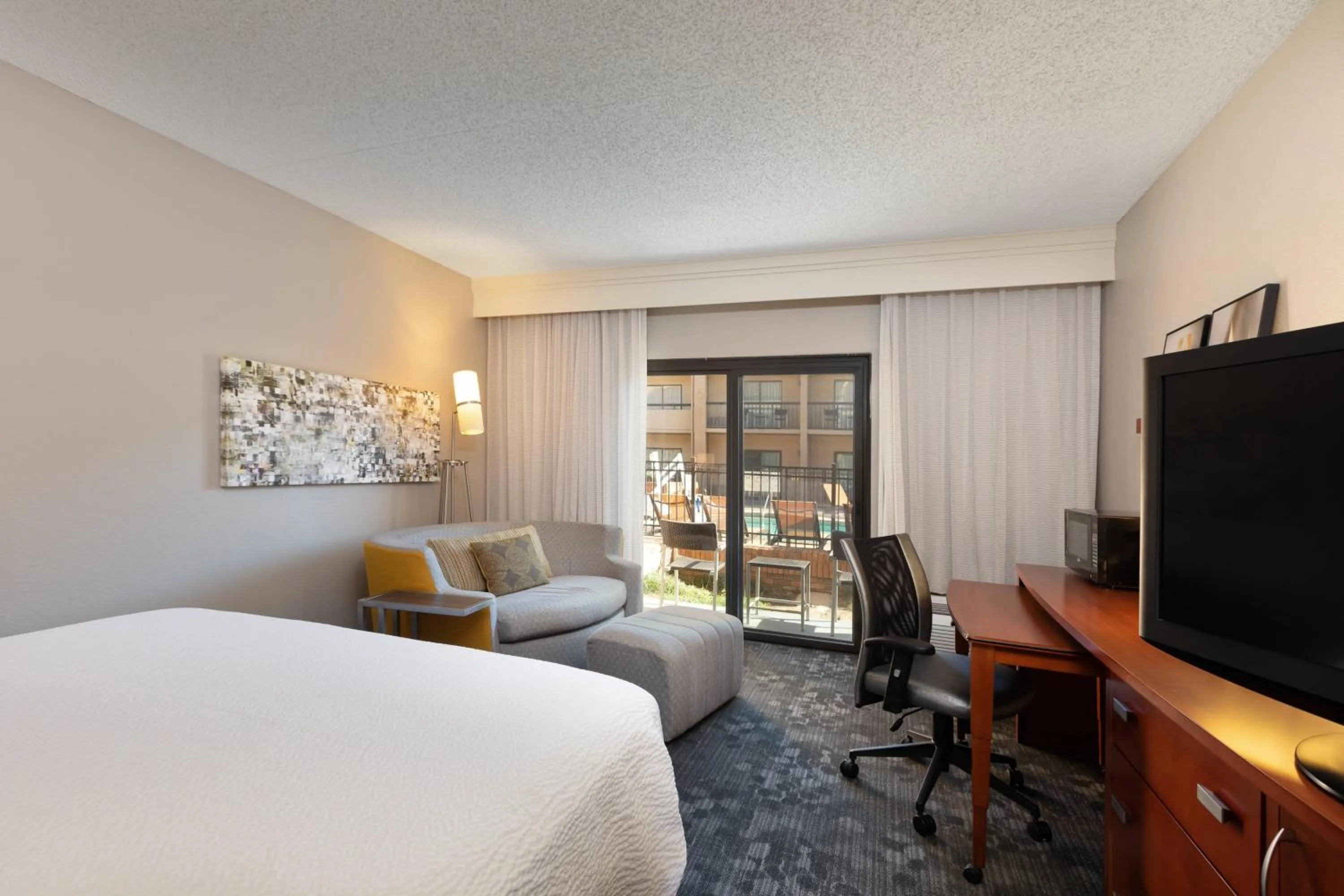 Photo of the whole room, Bed in Courtyard by Marriott Dallas-Fort Worth/Bedford