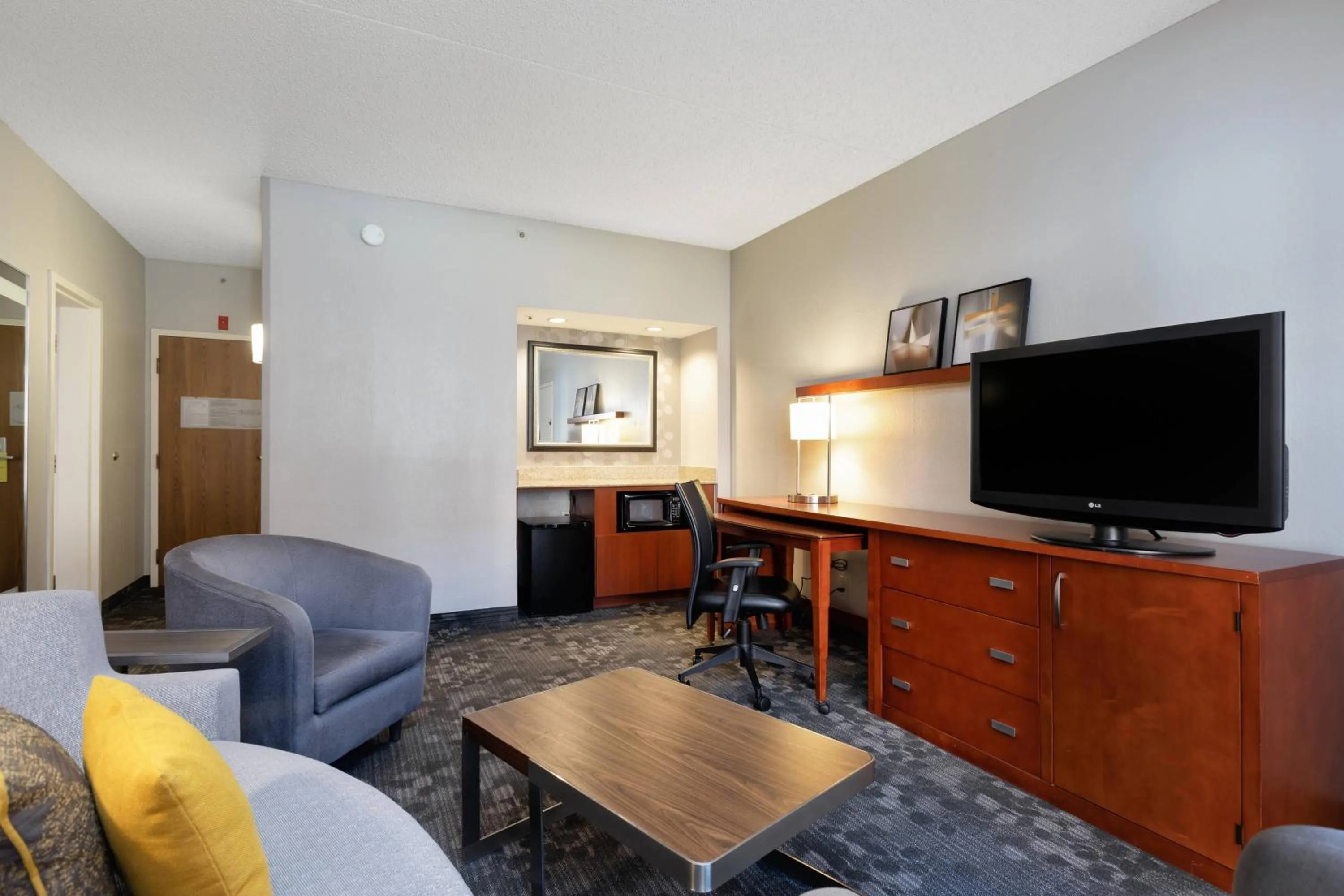 Living room in Courtyard by Marriott Dallas-Fort Worth/Bedford