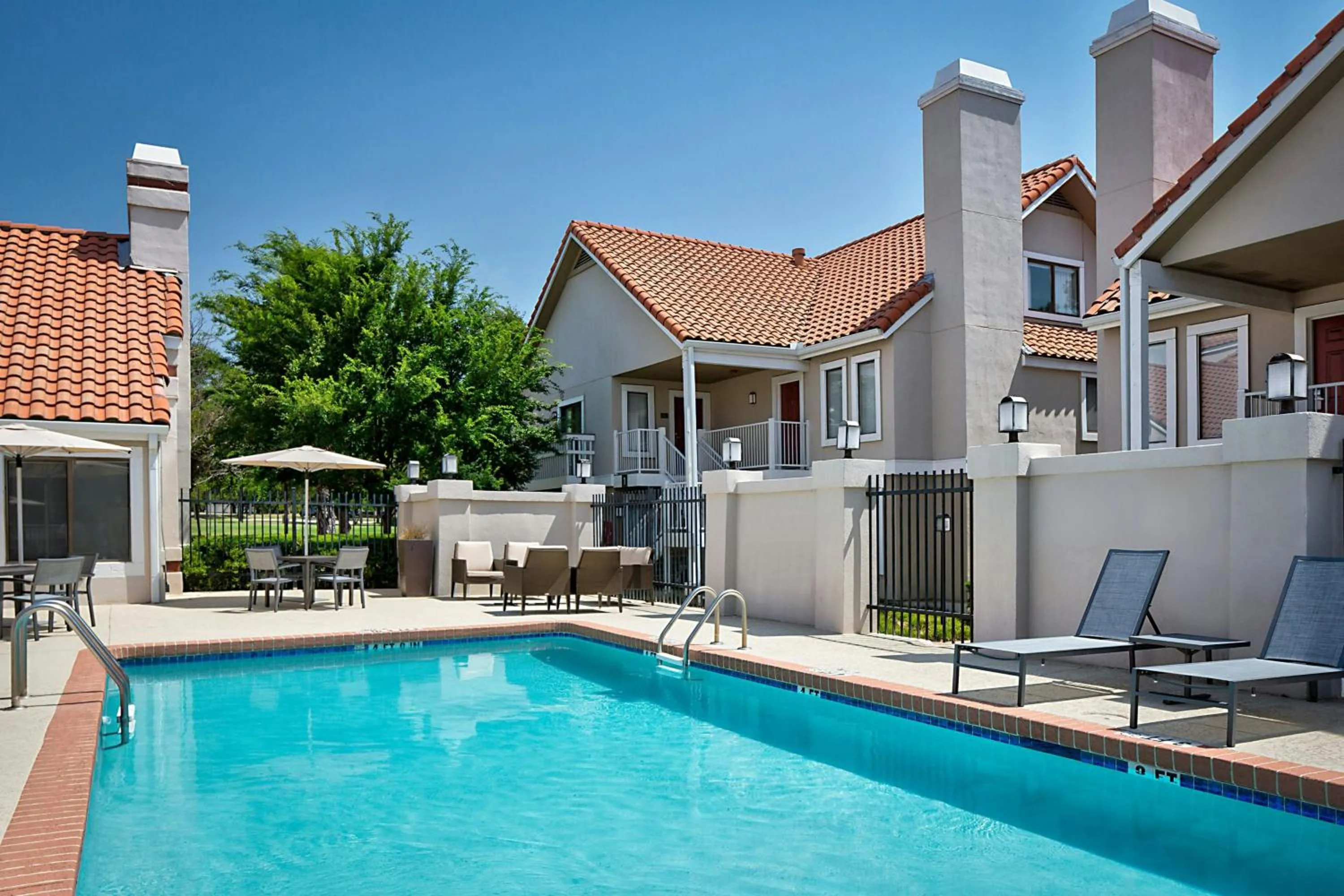 Swimming pool in Residence Inn Dallas Las Colinas