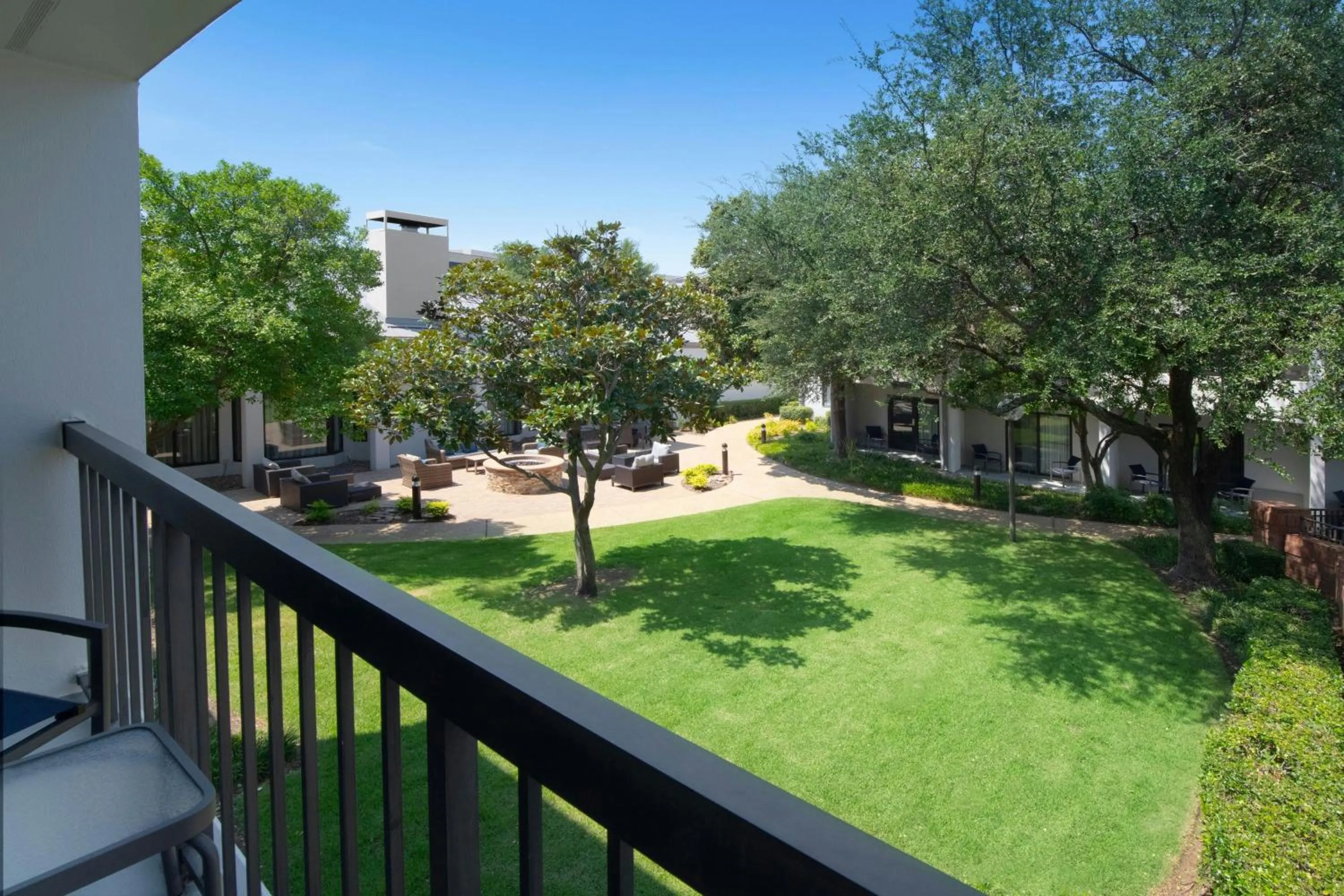 Photo of the whole room in Courtyard Dallas Las Colinas