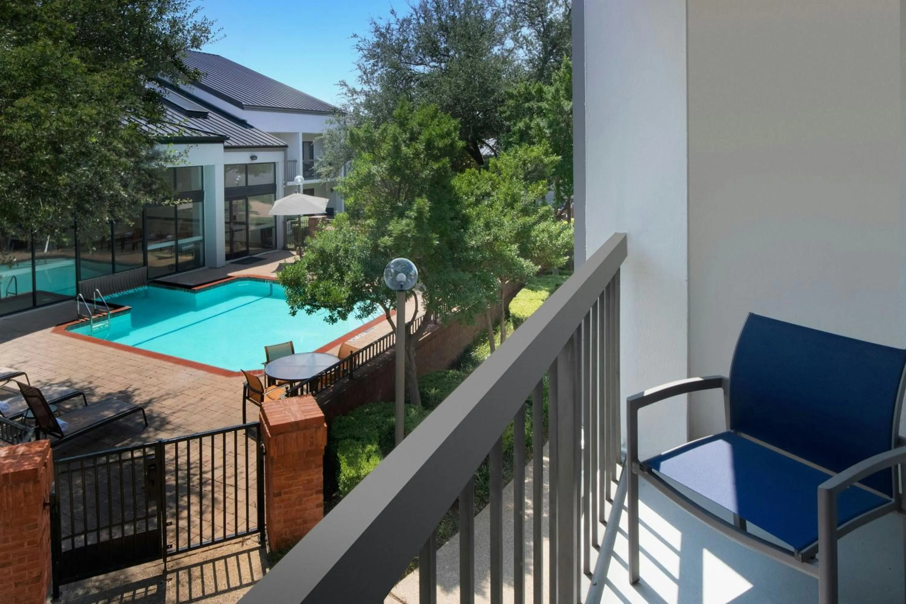 Photo of the whole room in Courtyard Dallas Las Colinas