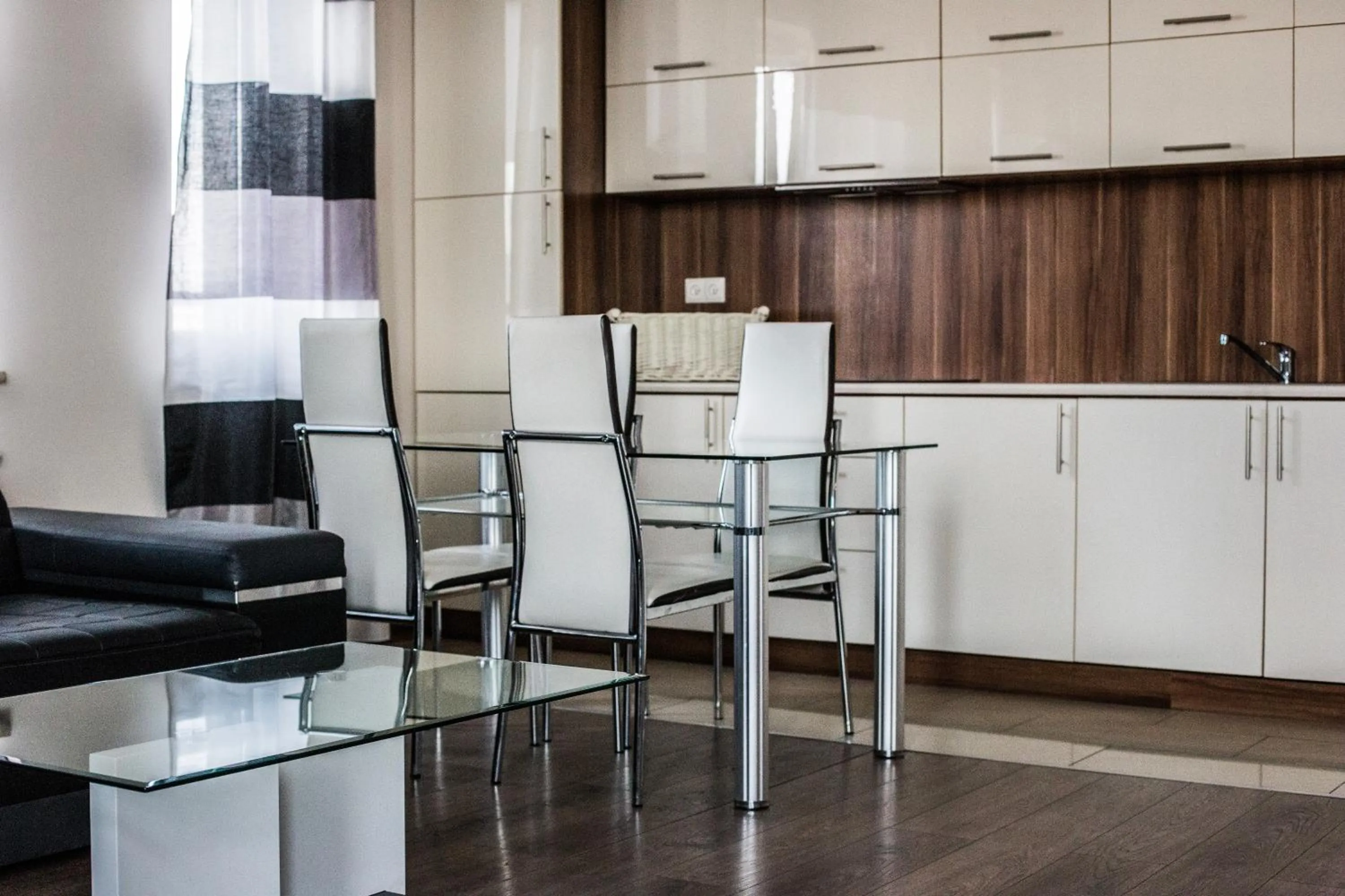 Dining area in Senator Warsaw Apartments