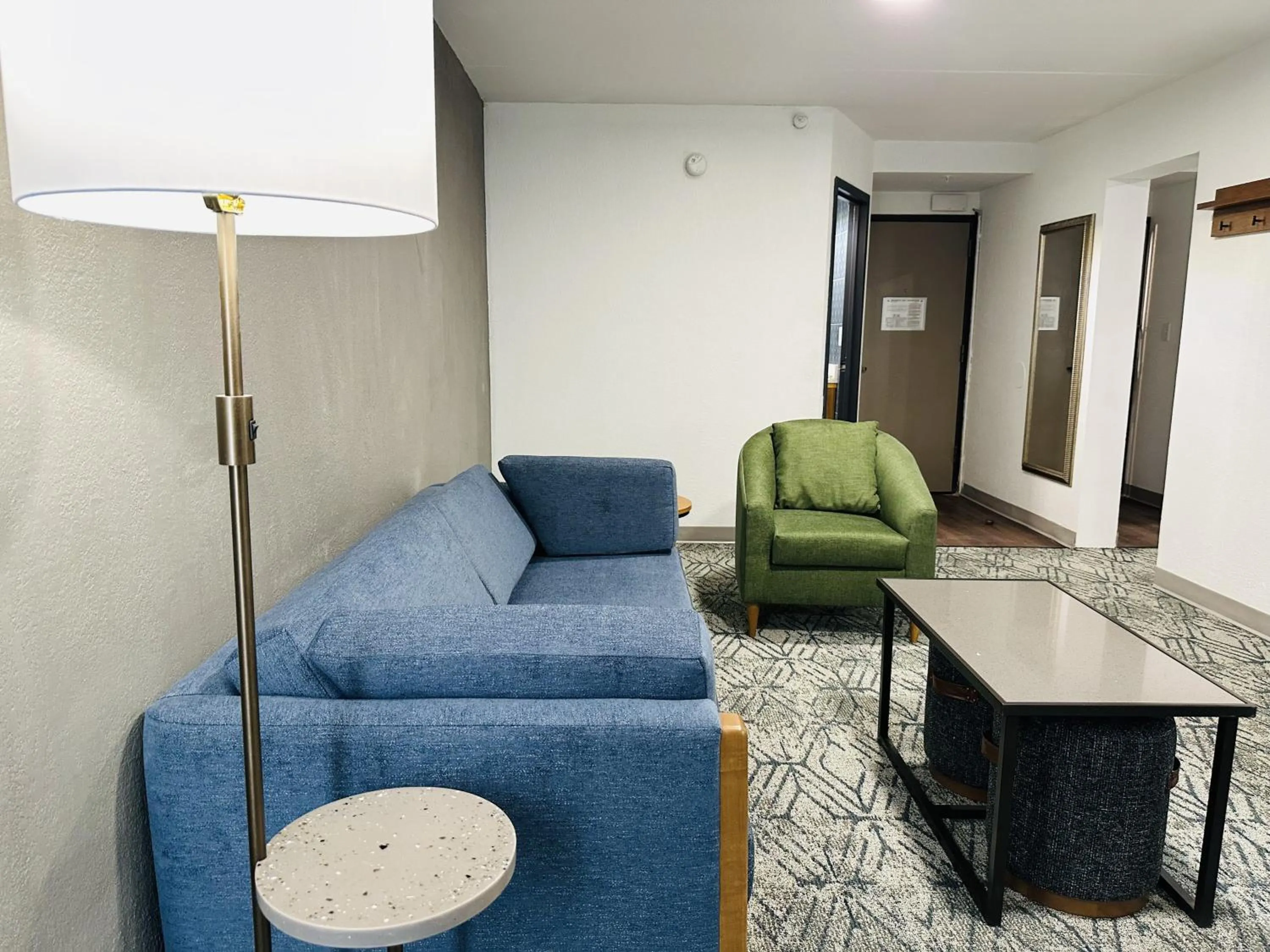 Living room in Country Inn & Suites by Radisson, Canton near Hall of Fame