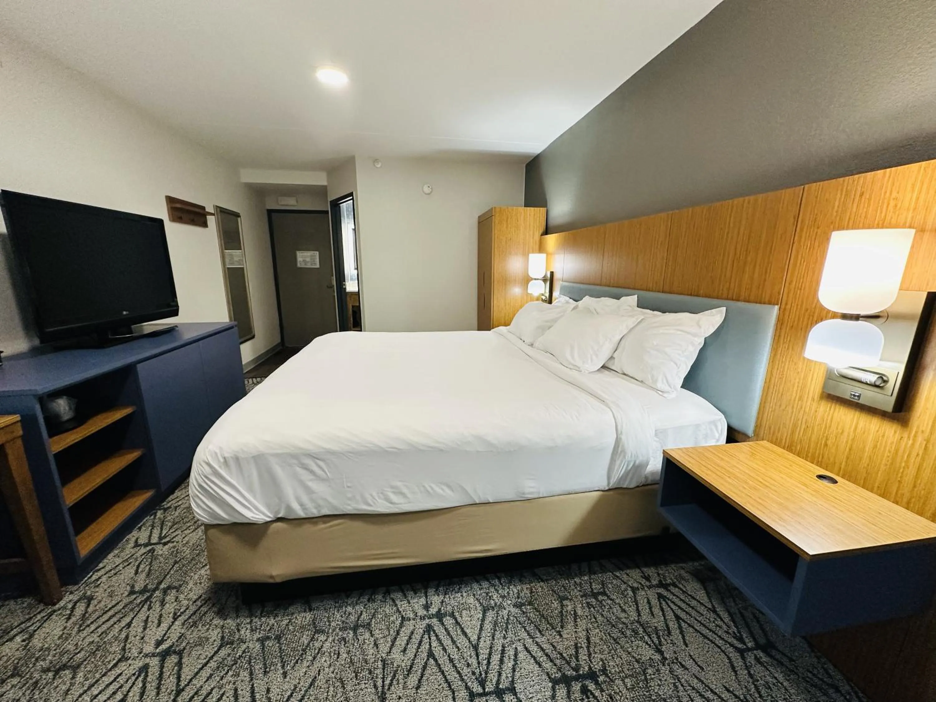 Bed in Country Inn & Suites by Radisson, Canton near Hall of Fame