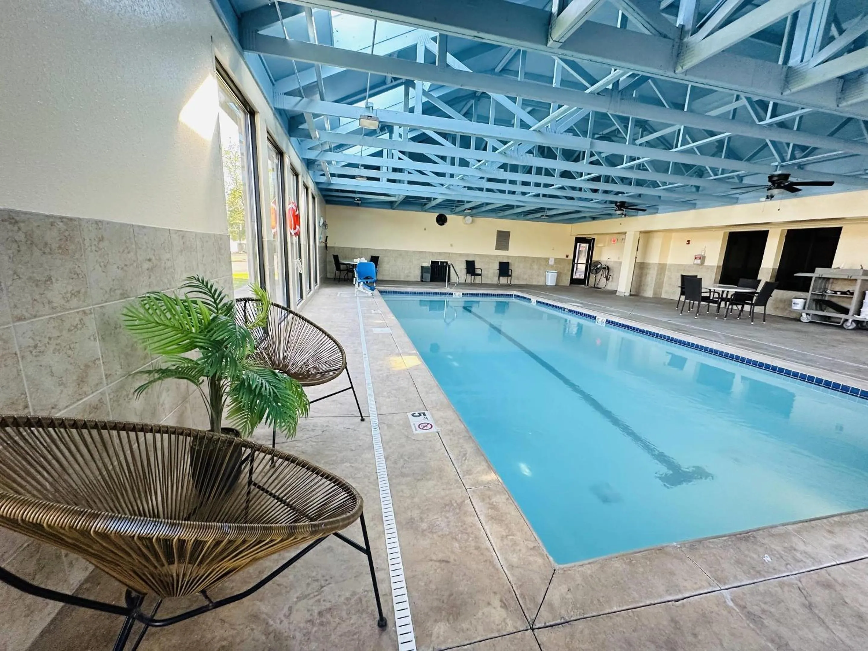 Swimming pool in Country Inn & Suites by Radisson, Canton near Hall of Fame