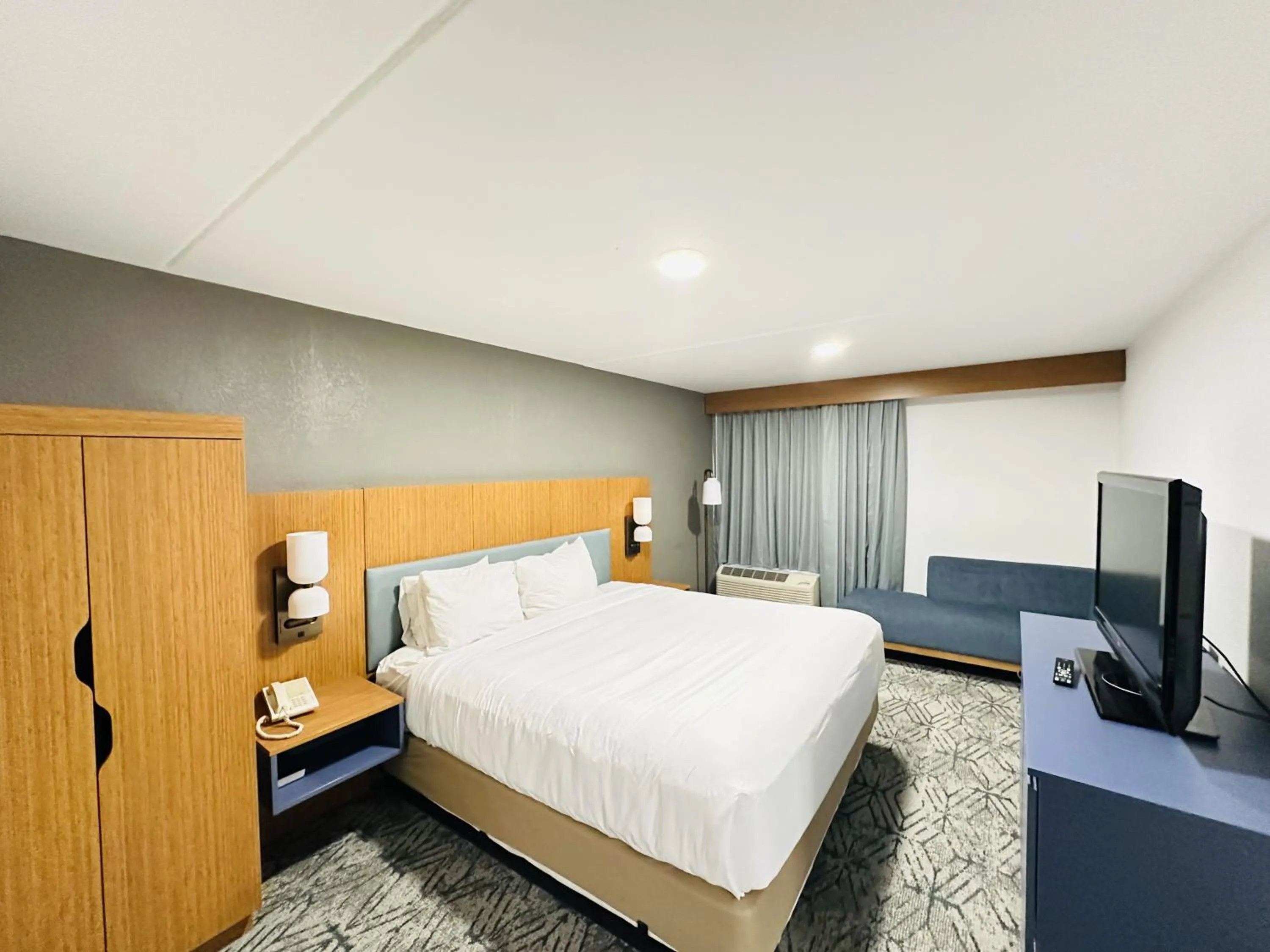 Bed in Country Inn & Suites by Radisson, Canton near Hall of Fame