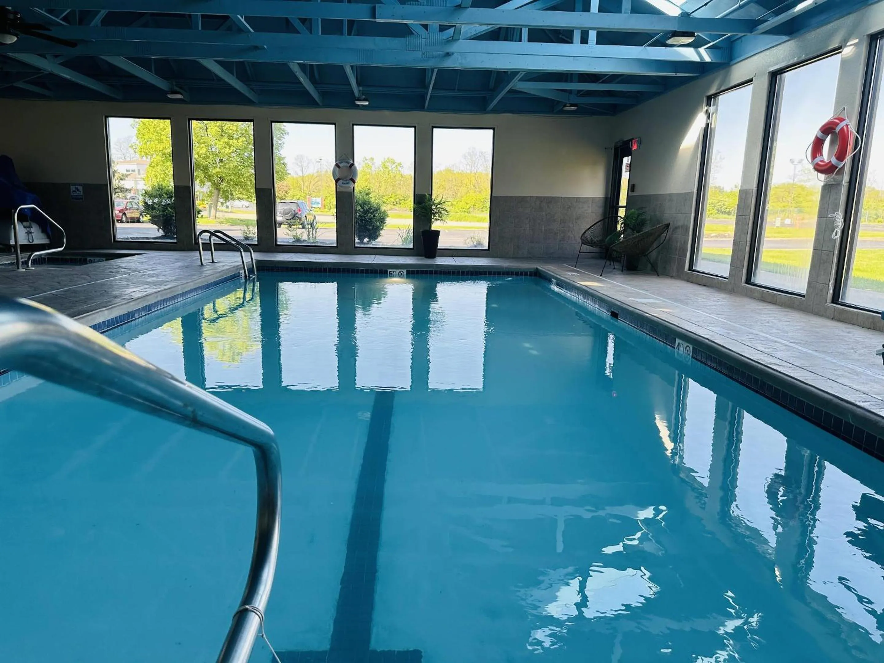Swimming pool in Country Inn & Suites by Radisson, Canton near Hall of Fame