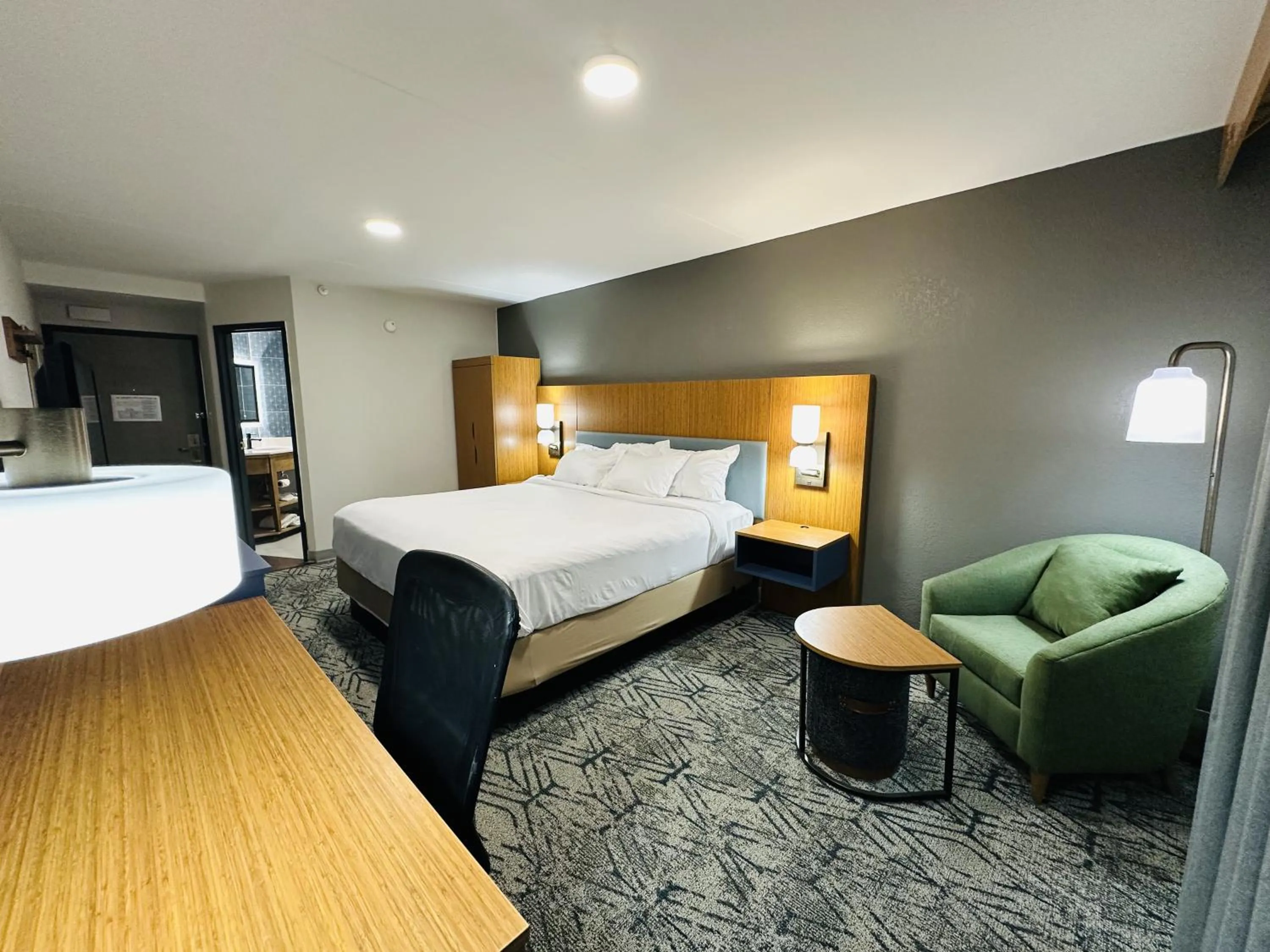 Seating area in Country Inn & Suites by Radisson, Canton near Hall of Fame