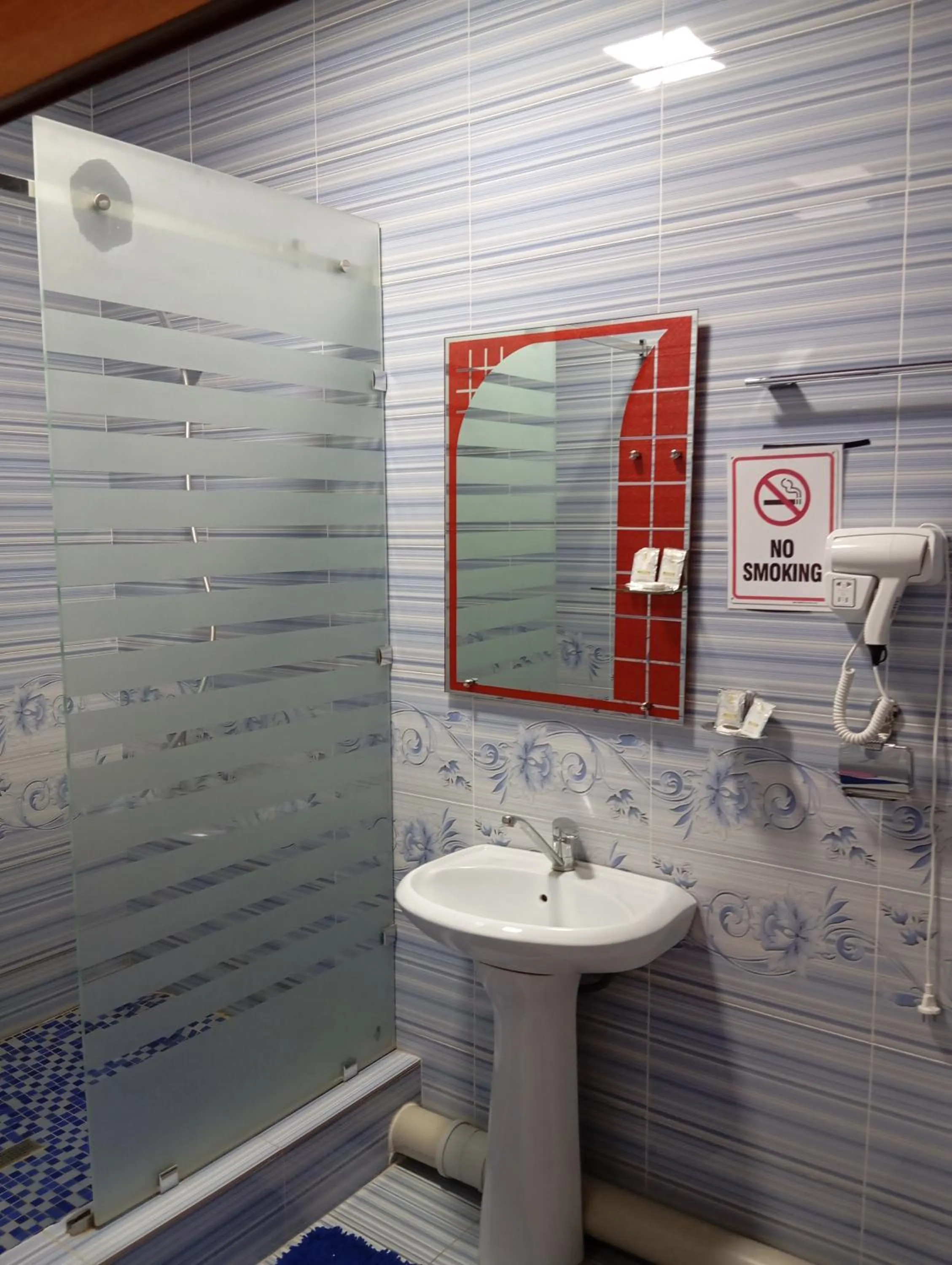 Shower in Best Hotel Nasriddin Navruz 1 Minut way till Old City