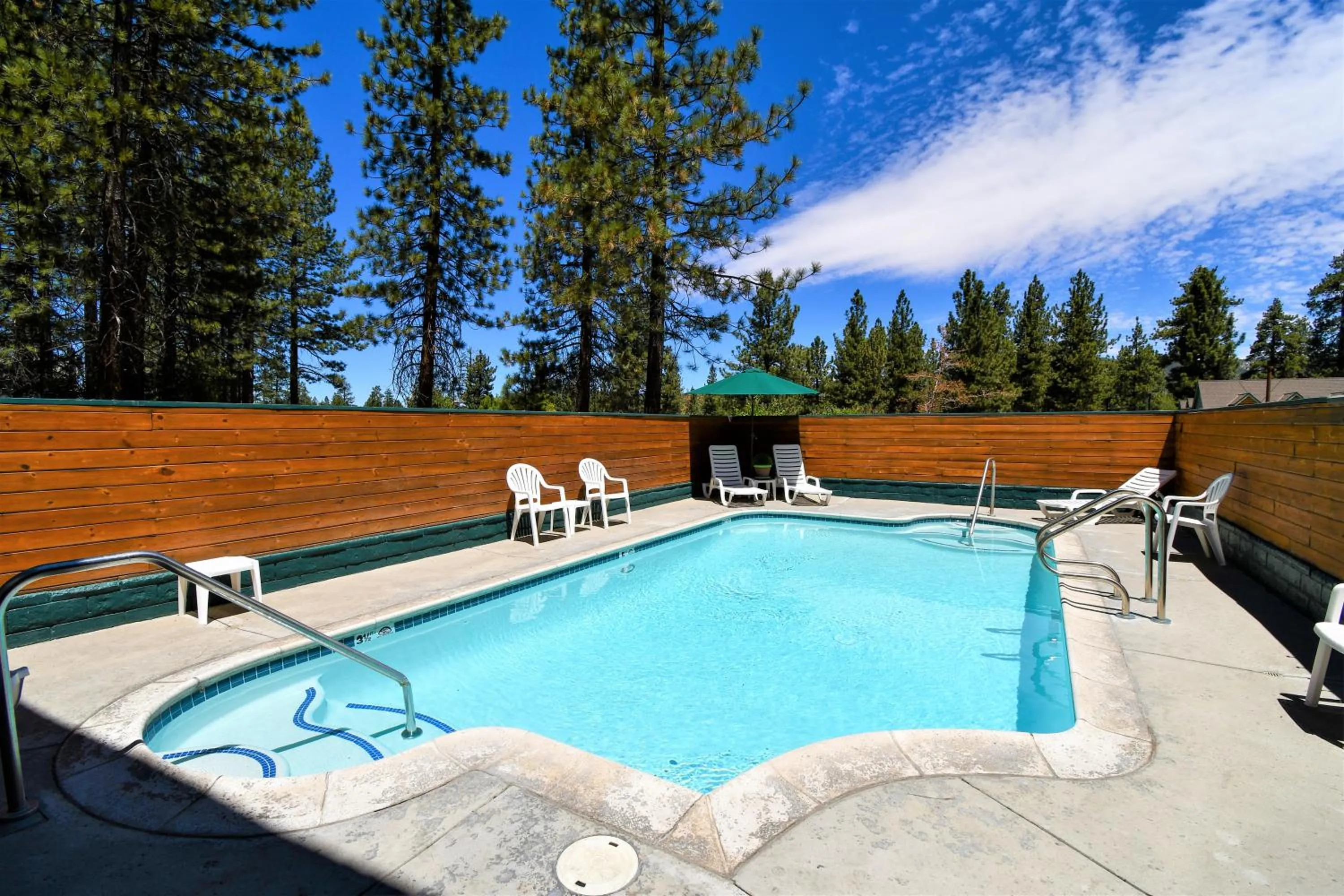 Swimming pool in Snow Lake Lodge