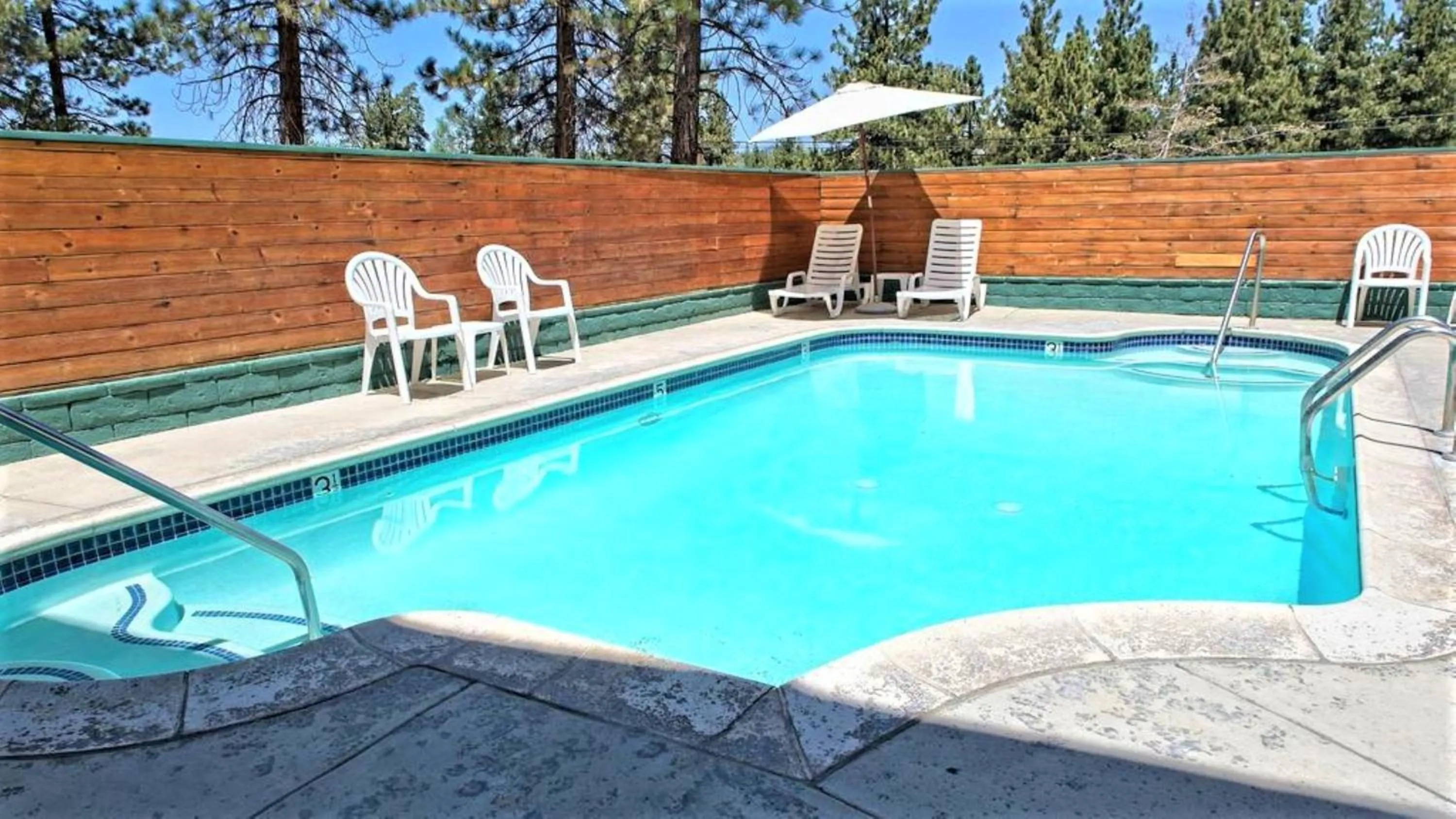Swimming pool in Snow Lake Lodge