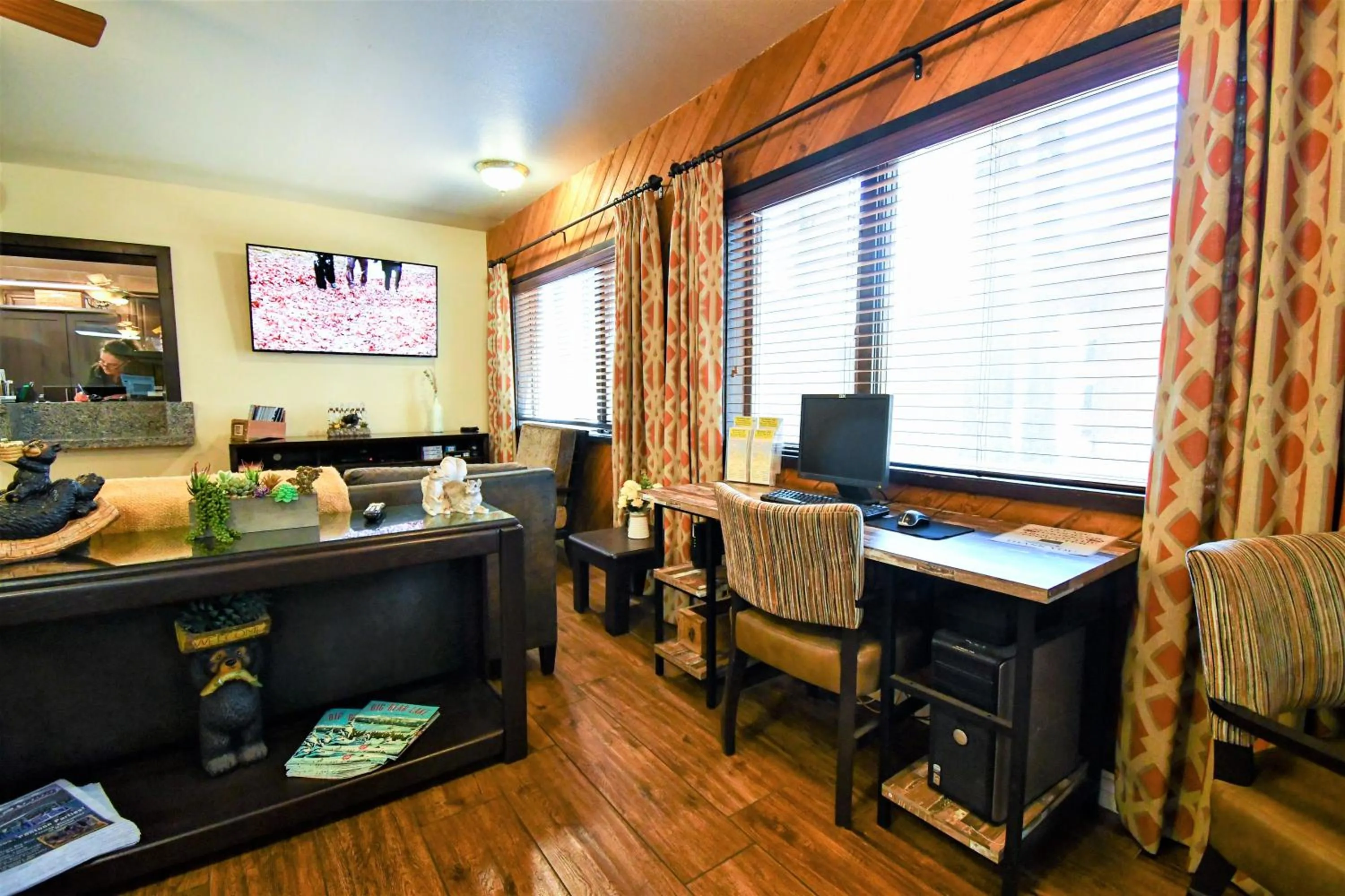 Lobby or reception in Snow Lake Lodge