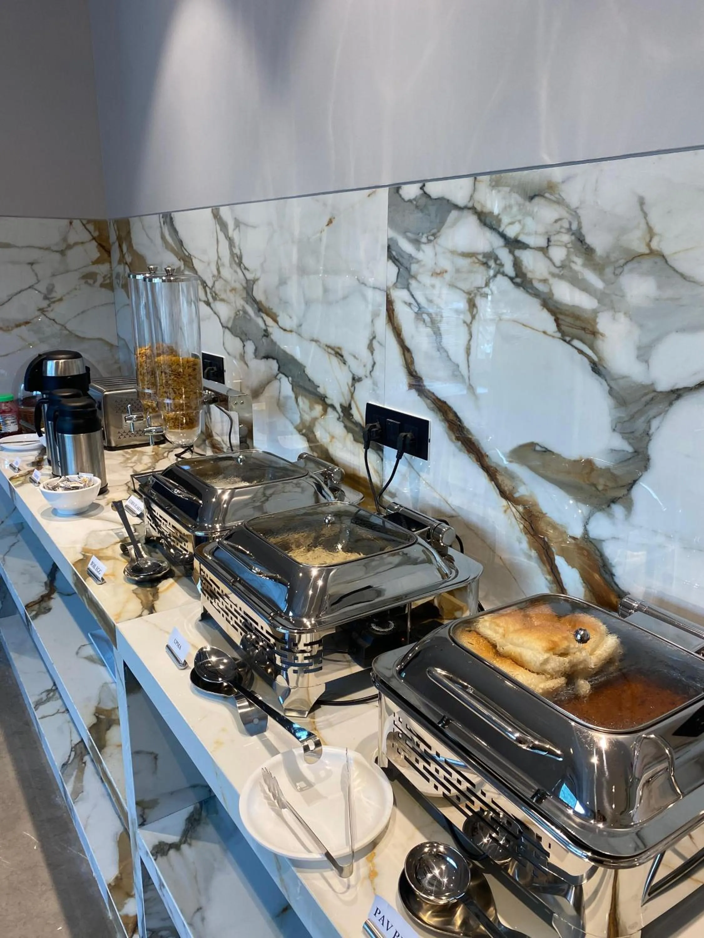 Restaurant/places to eat in J Hotel - J ESVI